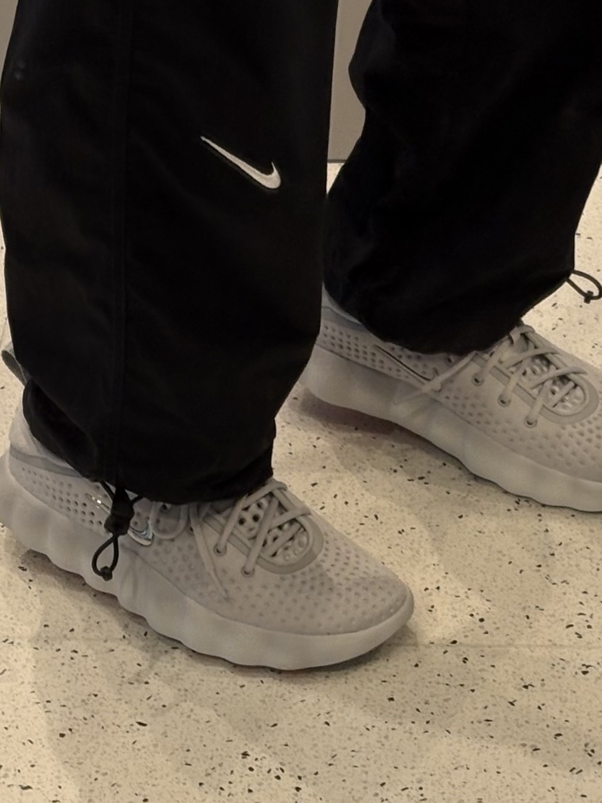 Nike Mind 002 Light Smoke Grey Photon Dust 착용 스타일