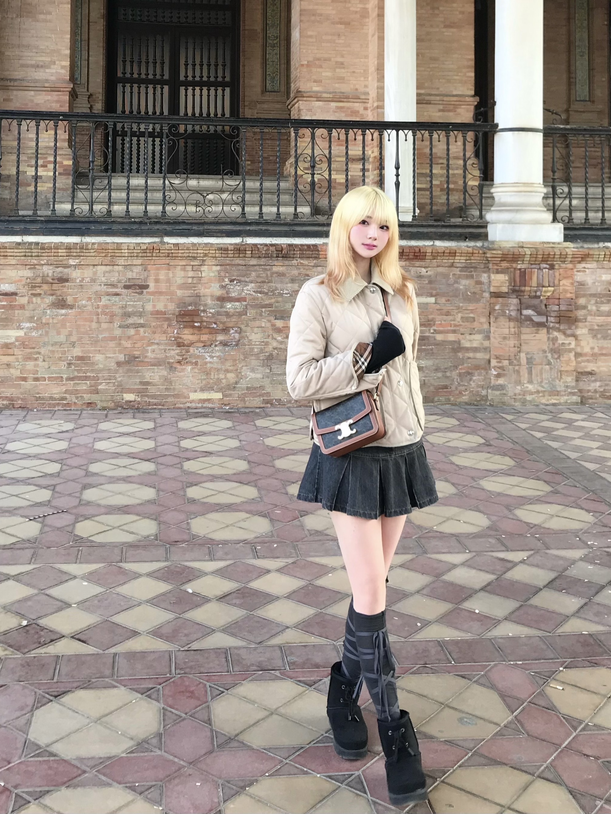 (W) Burberry Diamond Quilted Lanford Jacket Beige, Celine Teen Triomphe Bag in Triomphe Canvas and Calfskin Tan 착용 스타일 - 1