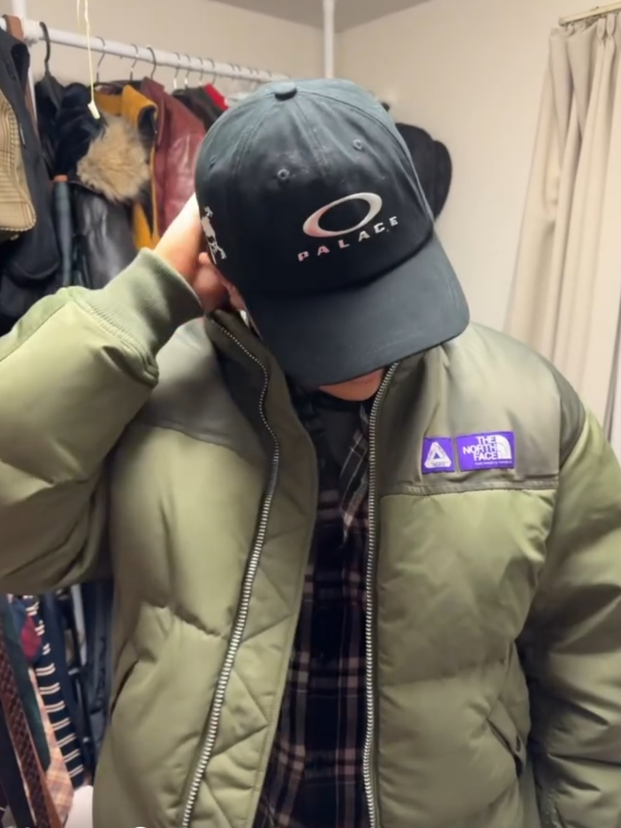 Palace x The North Face Purple Label Windstopper Field Down Jacket Sage Green - 25FW, Palace x Oakley 6-Panel Black Silver - 23SS 착용 스타일 - 2