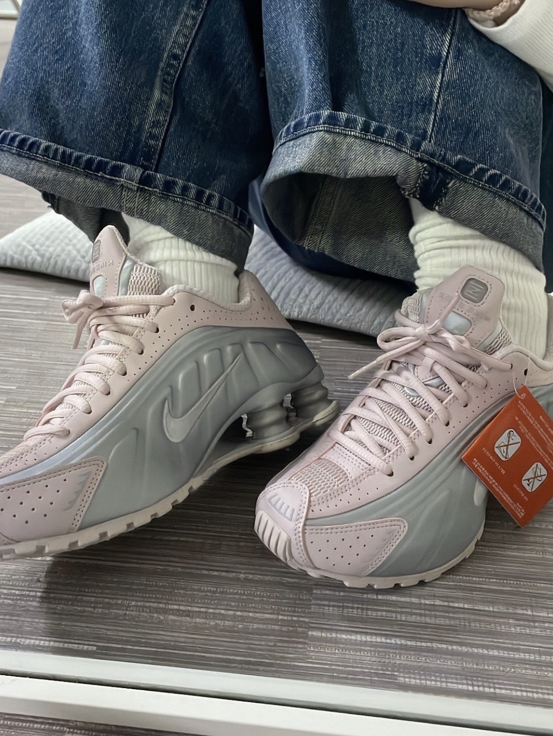 (W) Nike Shox R4 Barely Rose Metallic Platinum 착용 스타일 - 1