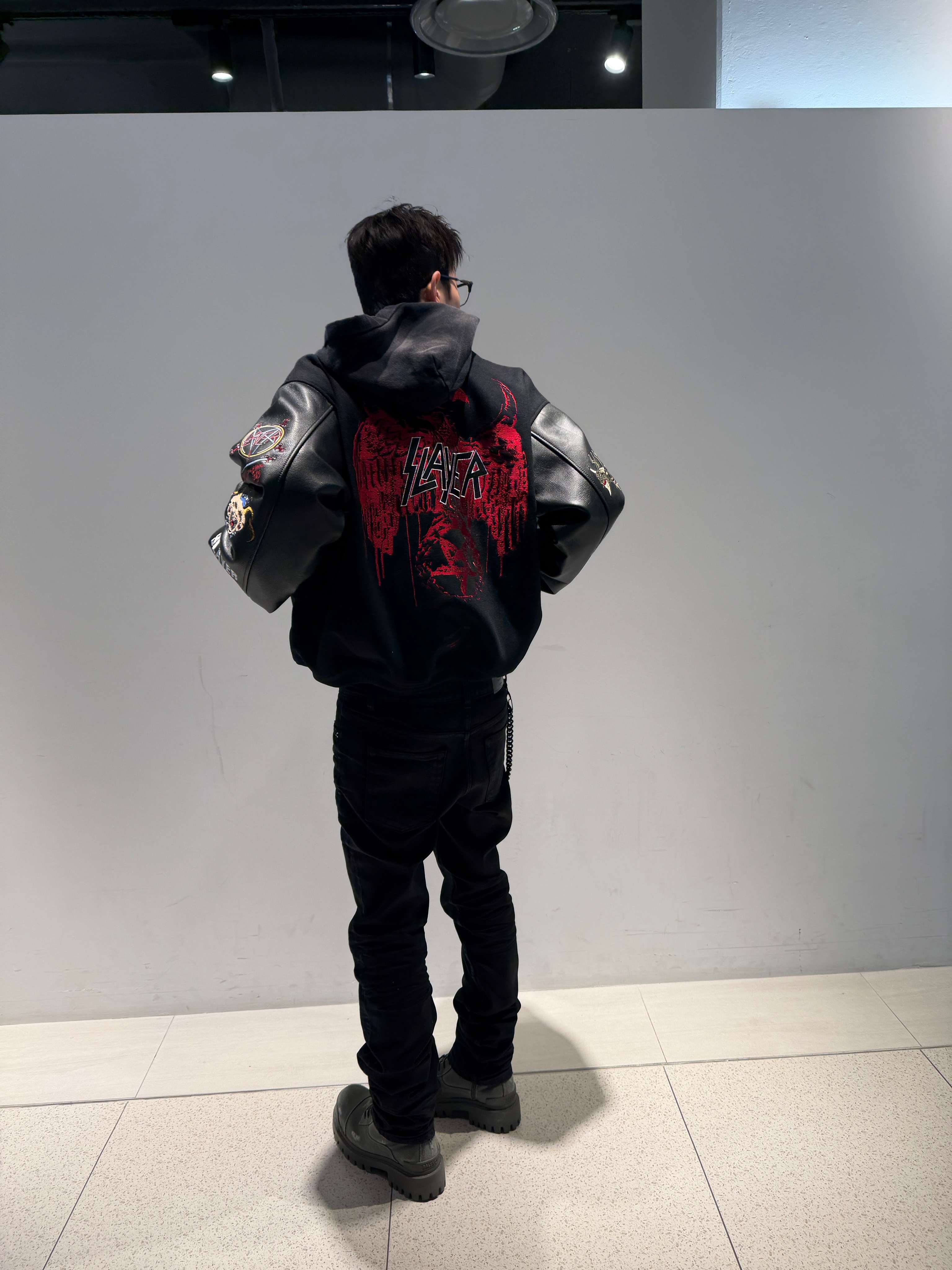 SLAYER  Undermycar Various Logo Embroidered Varsity Jacket Black, Undermycar Black Bold Chain Slim Straight Wax Coated Jeans Black 착용 스타일 - 4
