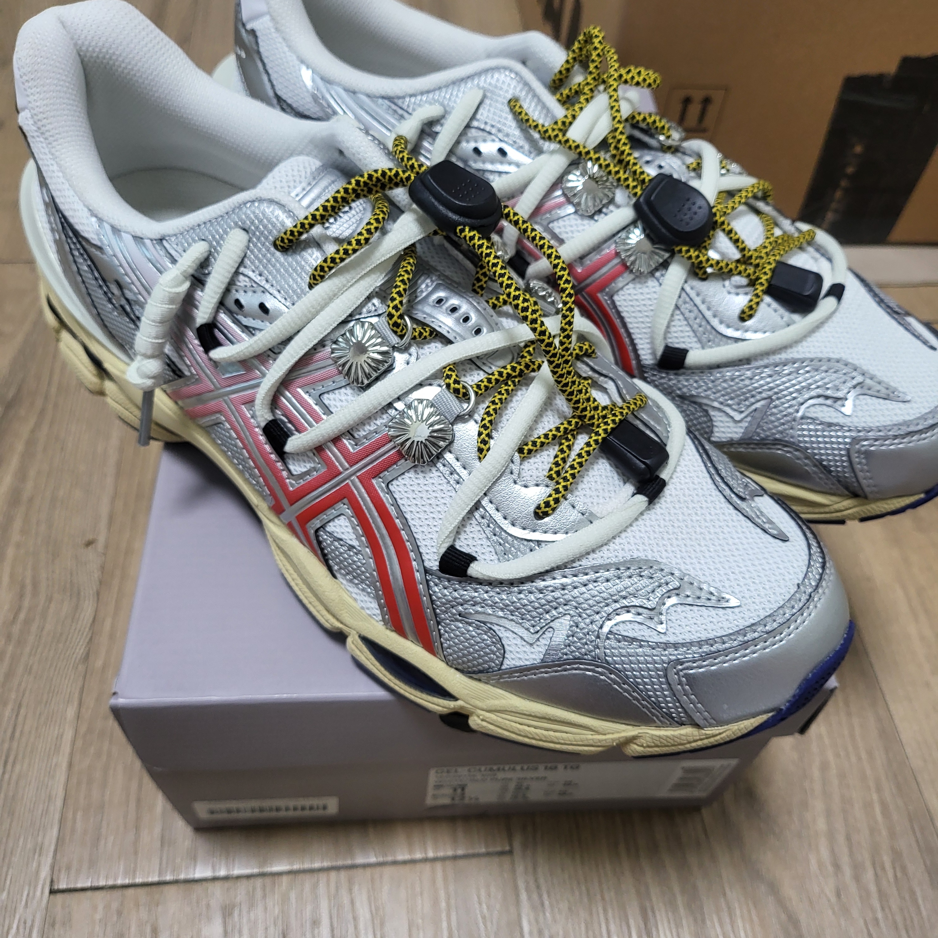 Asics x Toga Gel-Cumulus 16 TG White Red Pure Silver 착용 스타일