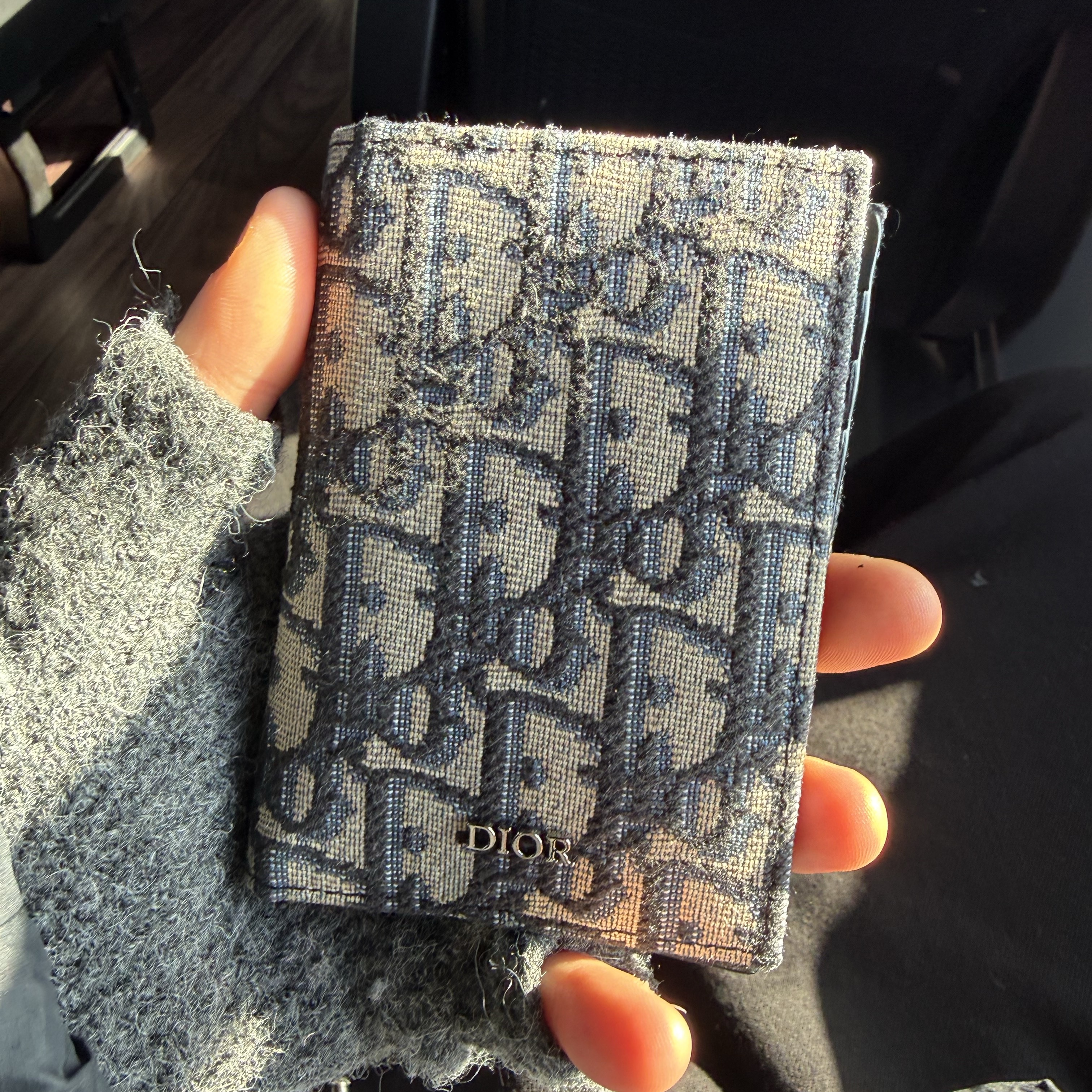 Dior Bi-Fold Card Holder Beige & Black Dior Oblique Jacquard 착용 스타일