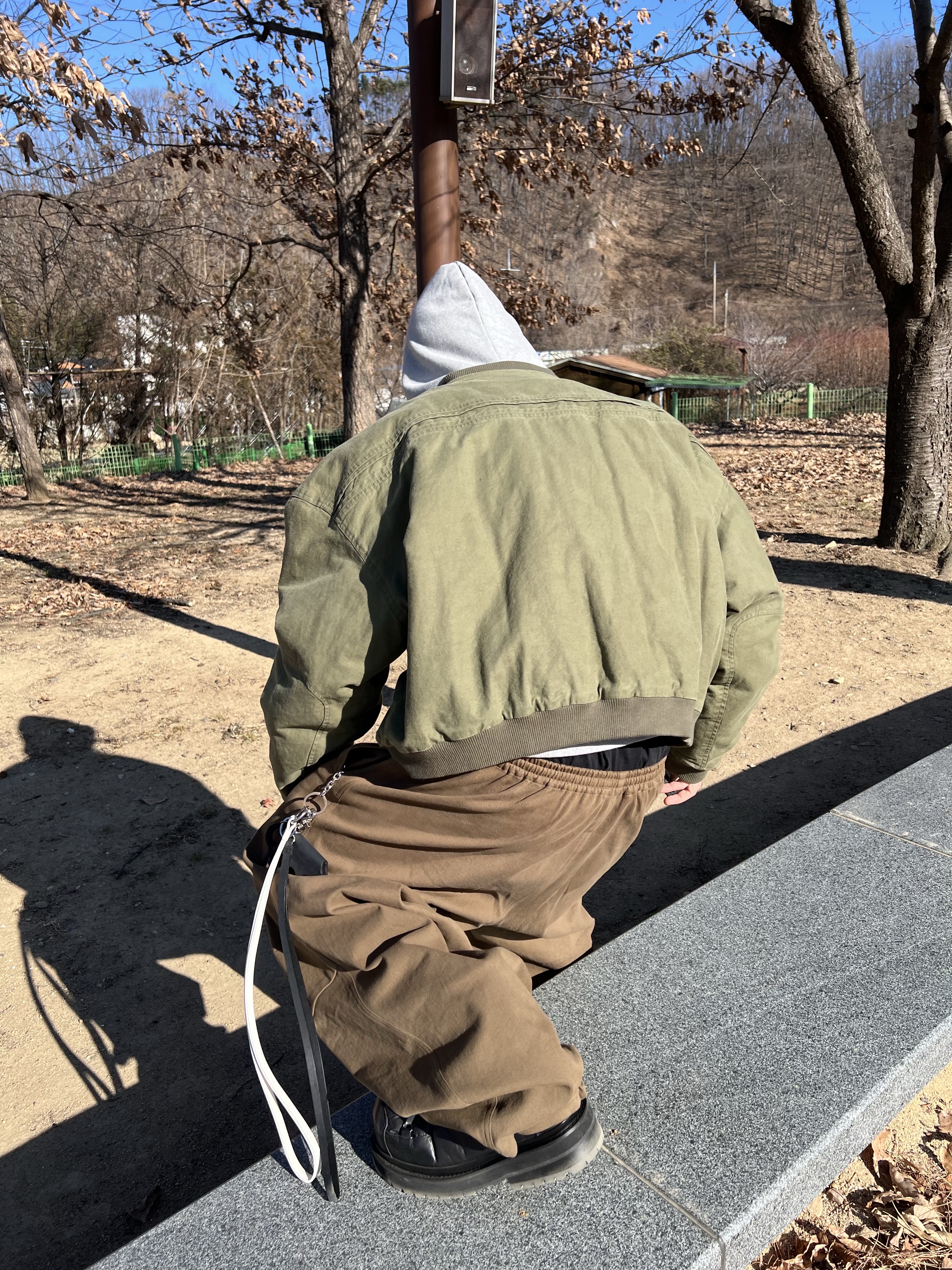 Nonnod Sulfur Dye Serge Bomber Jacket Vintage Khaki, Nonnod Moleskin Track Pants Khaki Brown 착용 스타일 - 5
