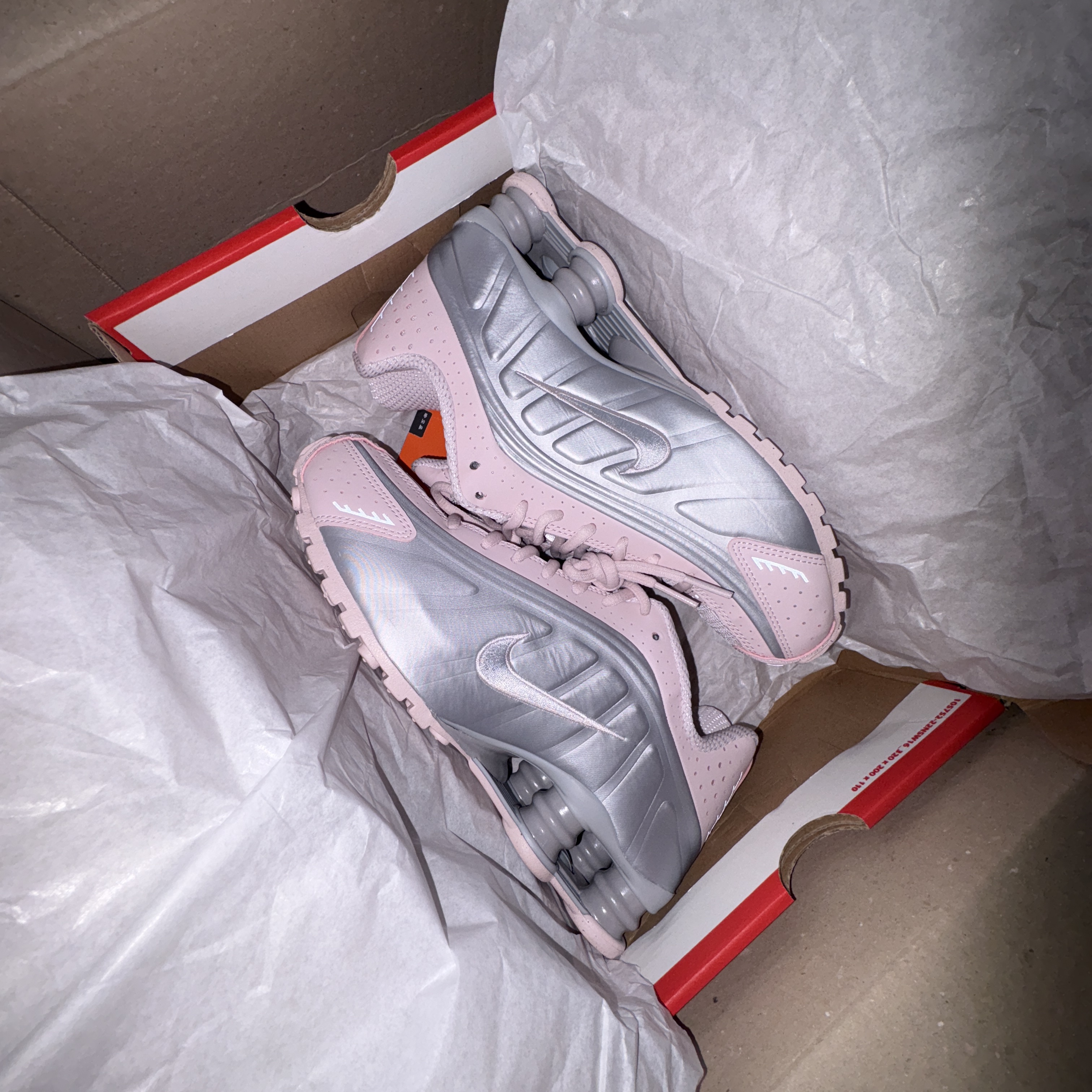 (W) Nike Shox R4 Barely Rose Metallic Platinum 착용 스타일