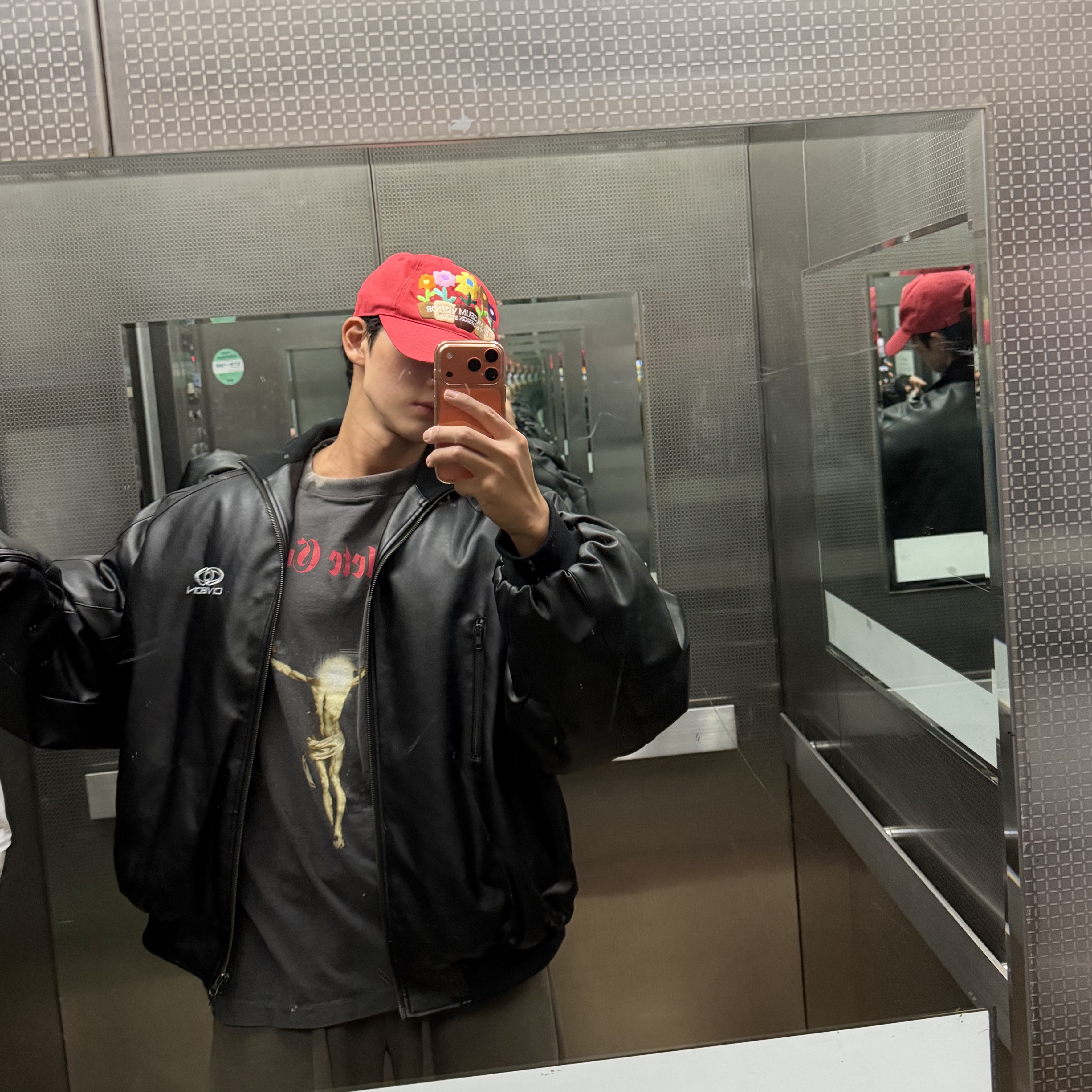 Saint Mxxxxxx x Kosuke Kawamura Complete Control S/S T-Shirt Black - 25SS, The Museum Visitor Five Flower Pot Ball Cap Red 착용 스타일
