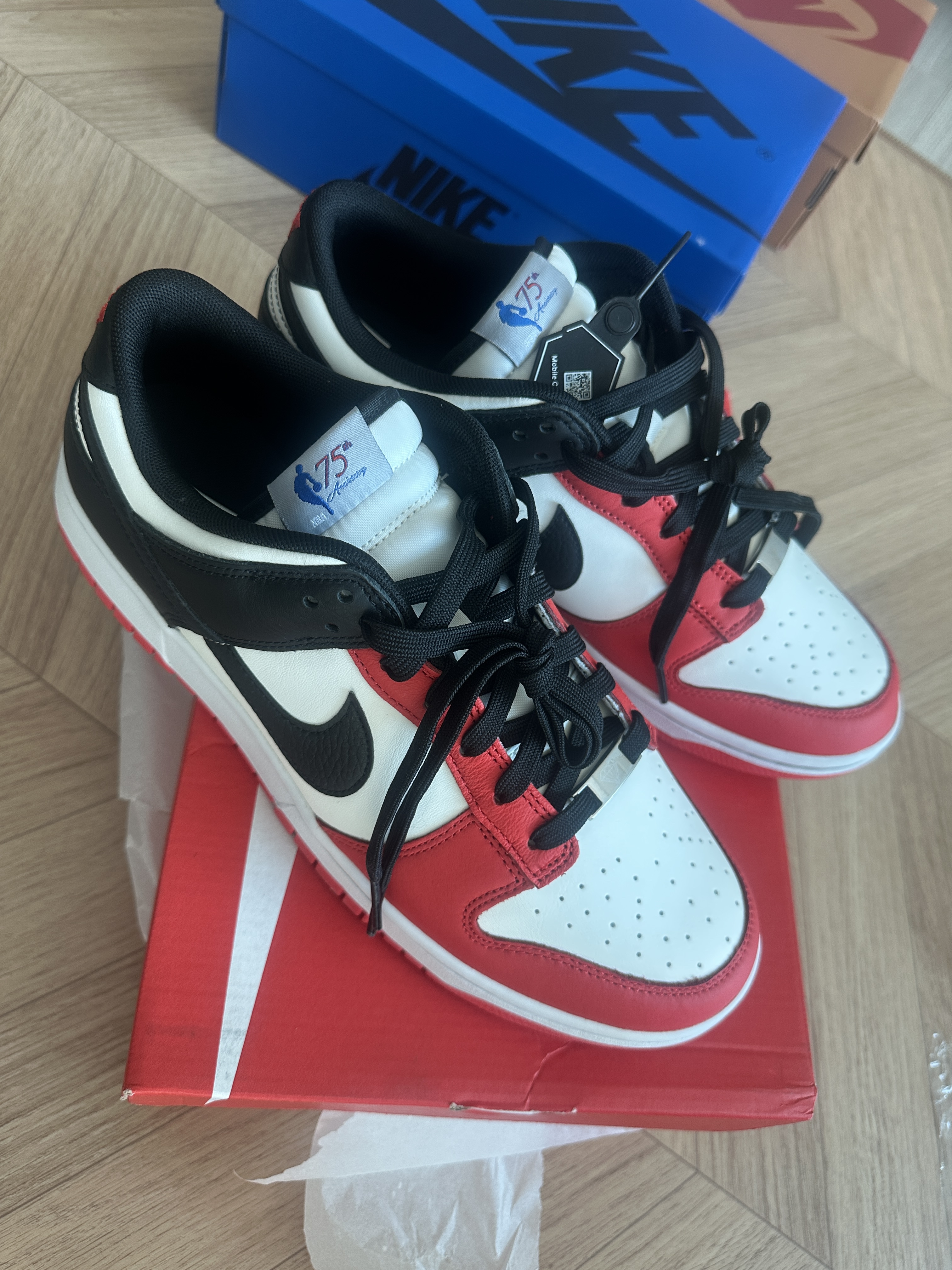 Nike x NBA Dunk Low Retro EMB Black and Chile Red 착용 스타일