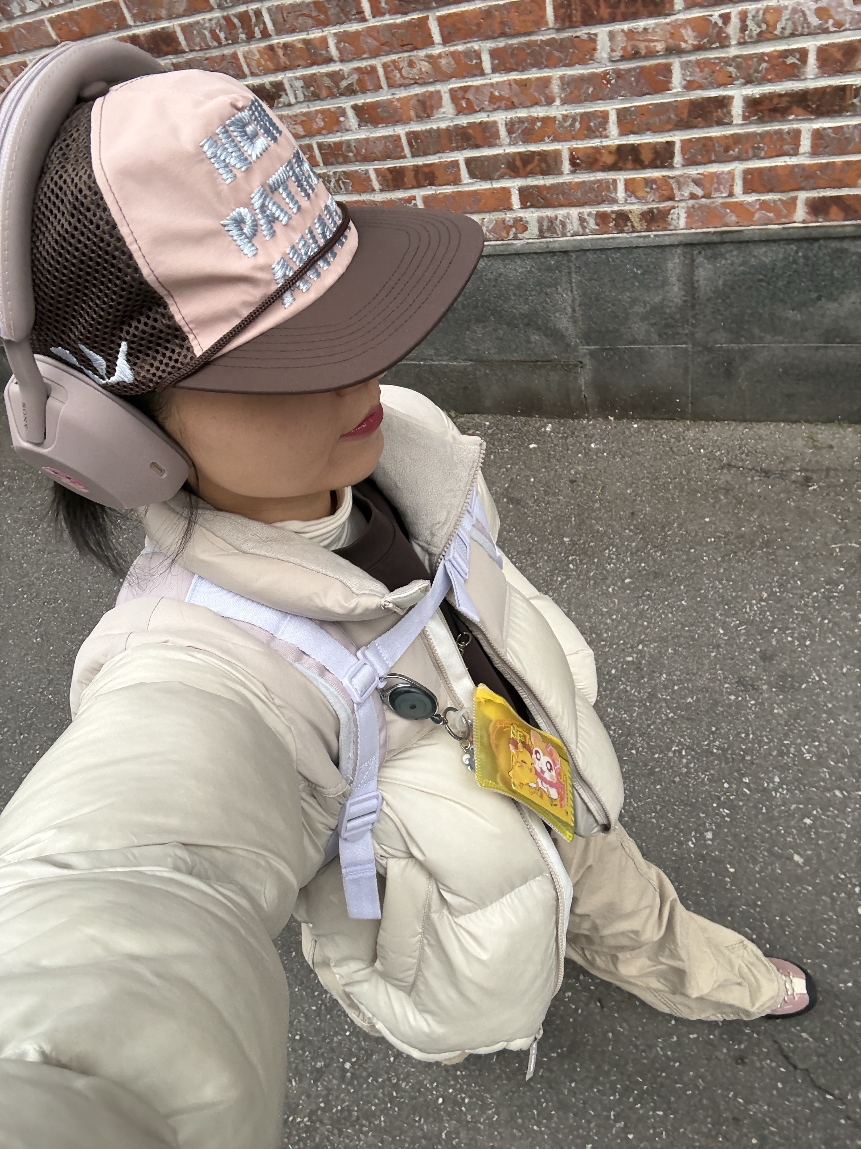 Alex Zono x Woodz New Paths Await Trucker Hat Beige, Woodz Out of Time Artifacts Necklace Suede Black 착용 스타일 - 3