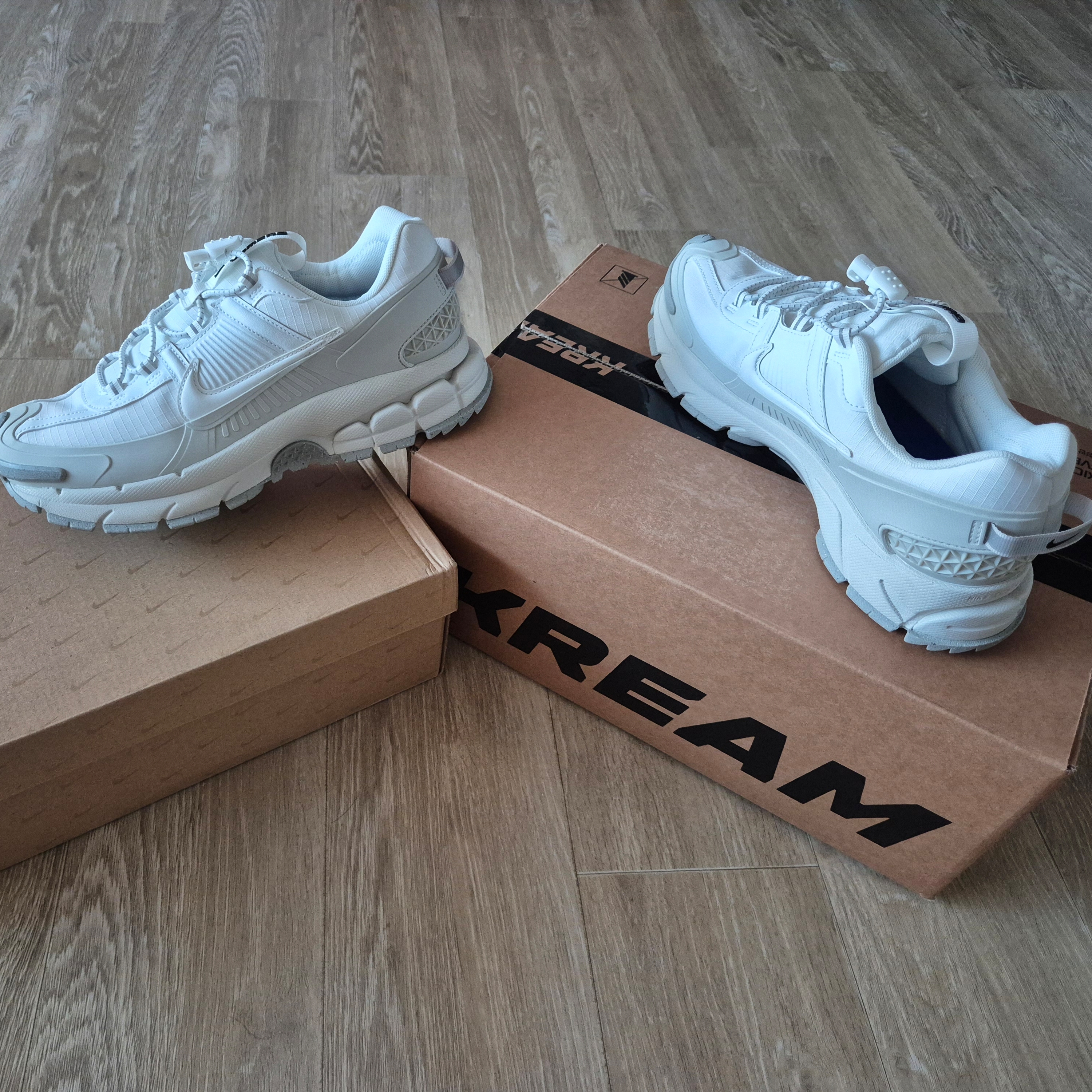 Nike Zoom Vomero Roam Summit White and Light Bone 착용 스타일