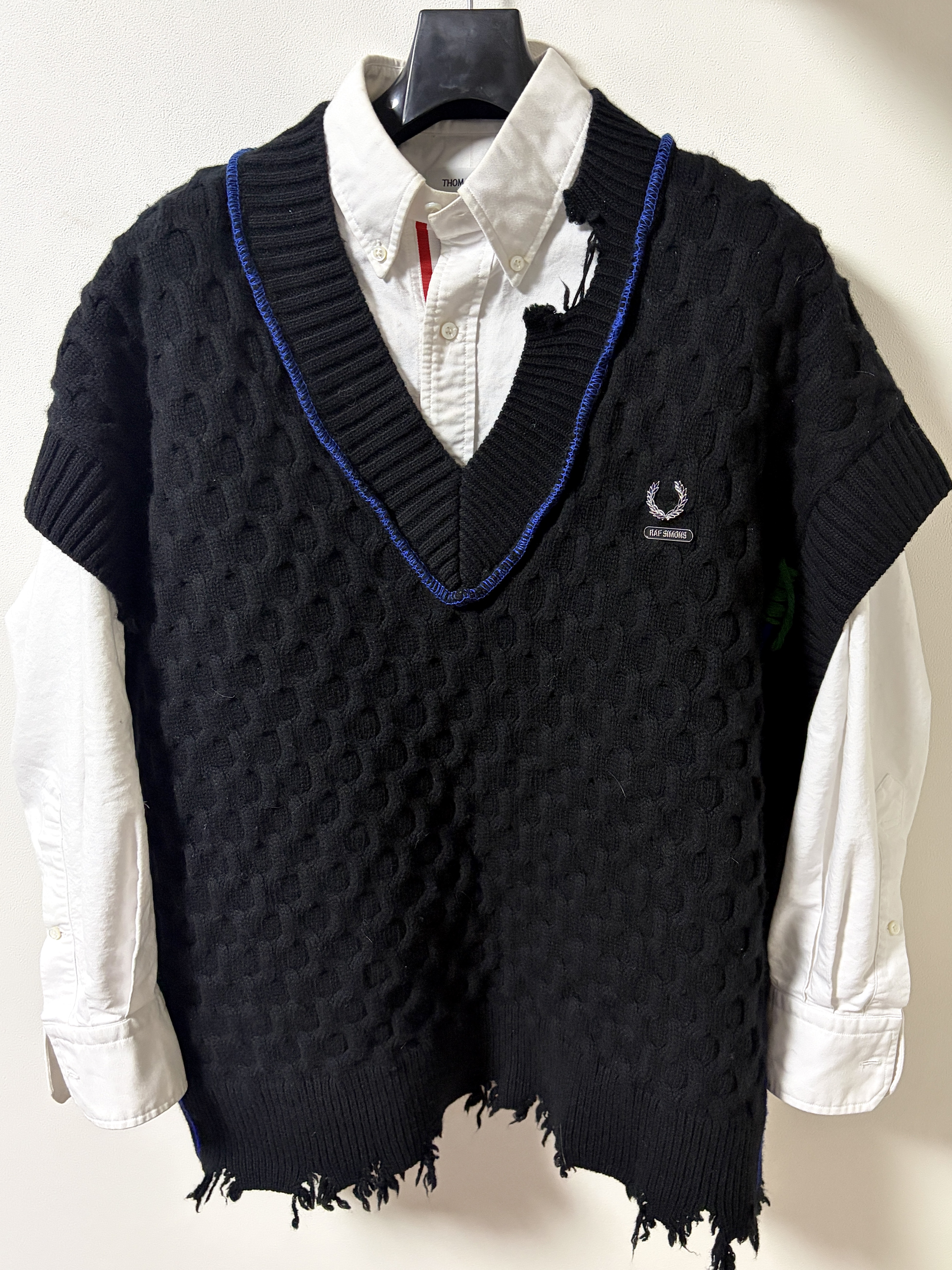 Zara x Ader Error Oversized Vest Black, Thom Browne Oxford Classic Grosgrain Placket Shirt White 착용 스타일 - 4