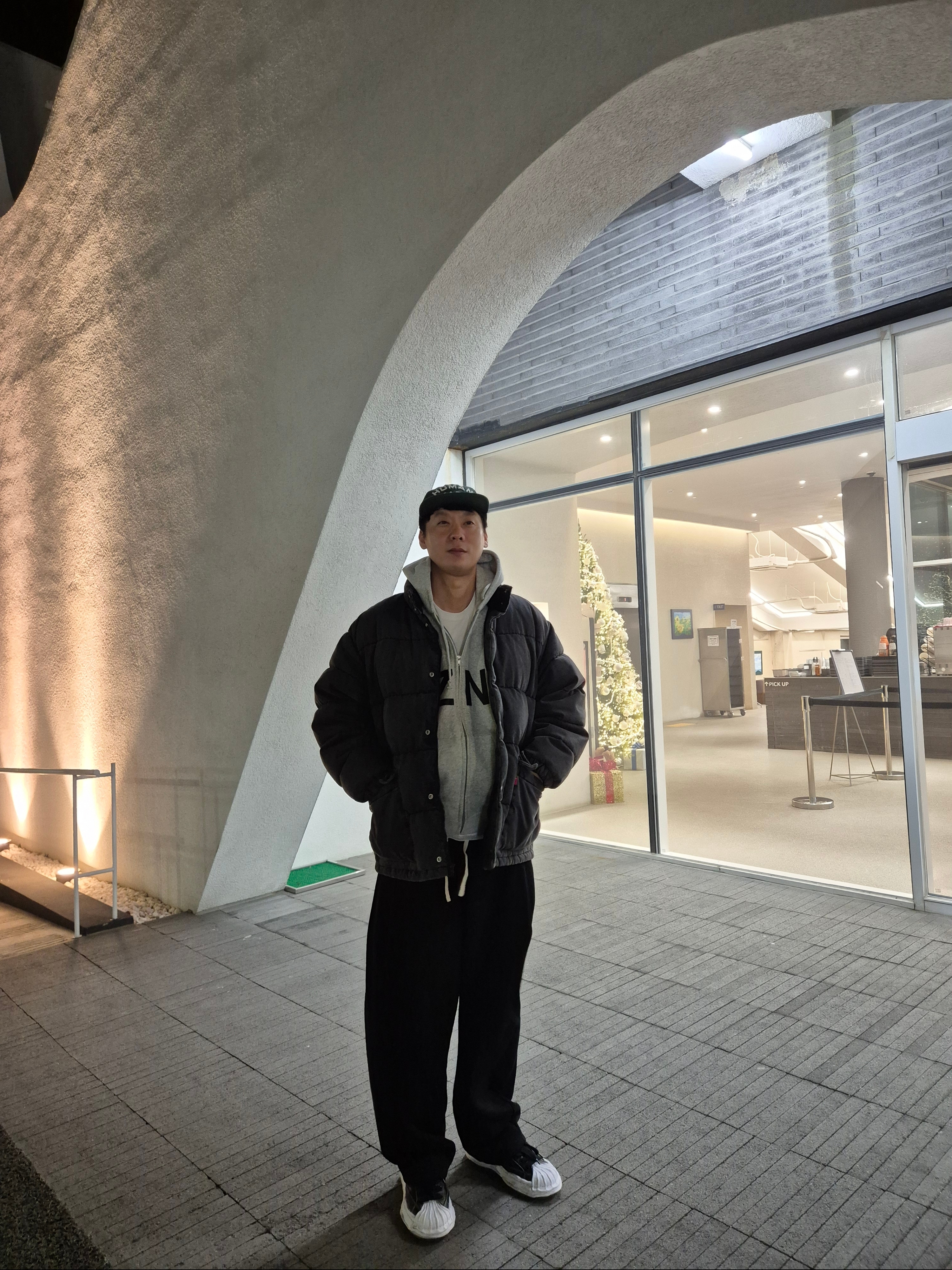 Yeezy HD-10 Grey - Korea Limited, Knitted Curved Training Pants Black 착용 스타일 - 1
