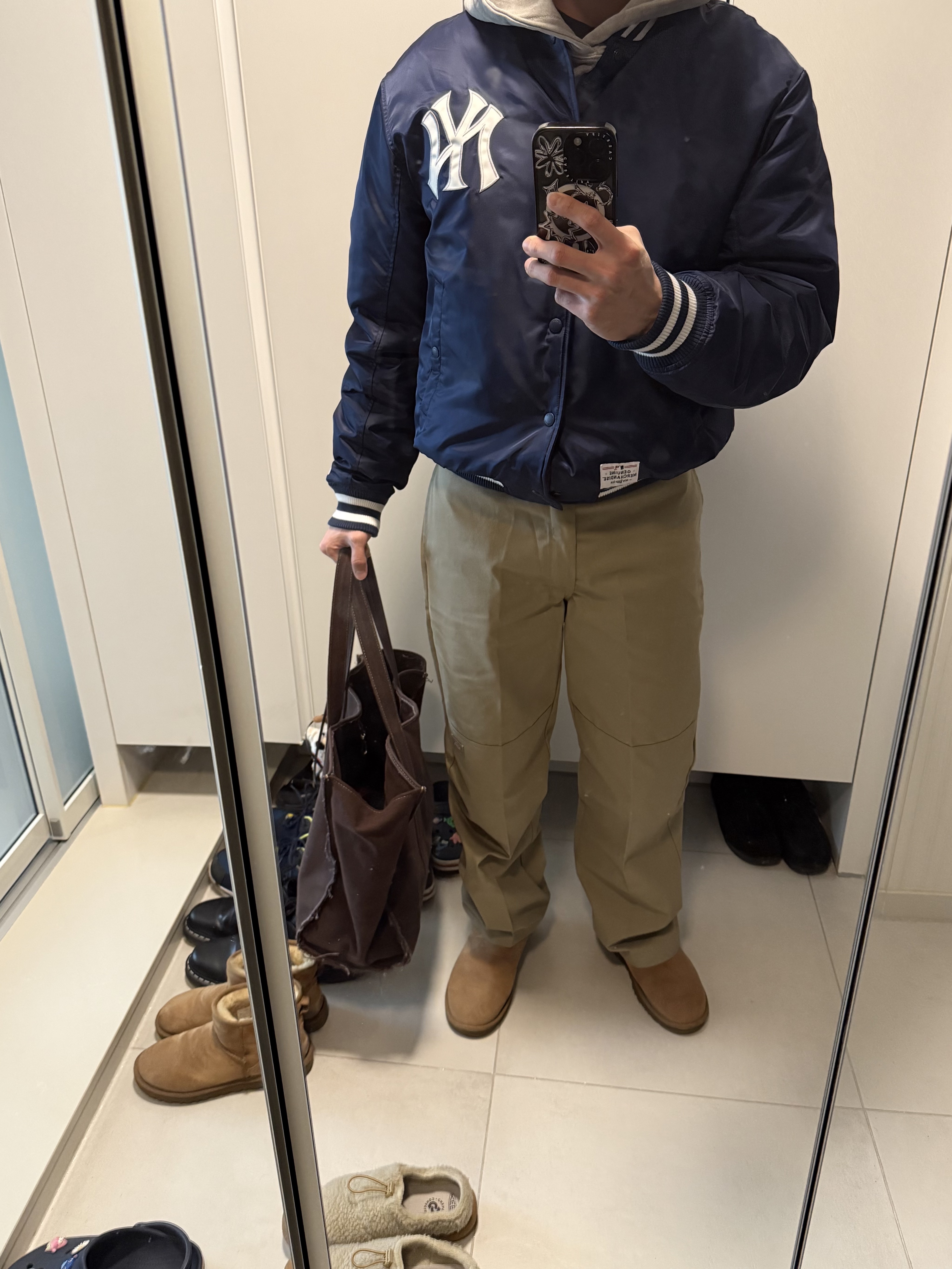 Dickies Loose Fit Double Knee Work Pants Khaki, UGG Classic Mini Boots Chestnut 착용 스타일 - 1