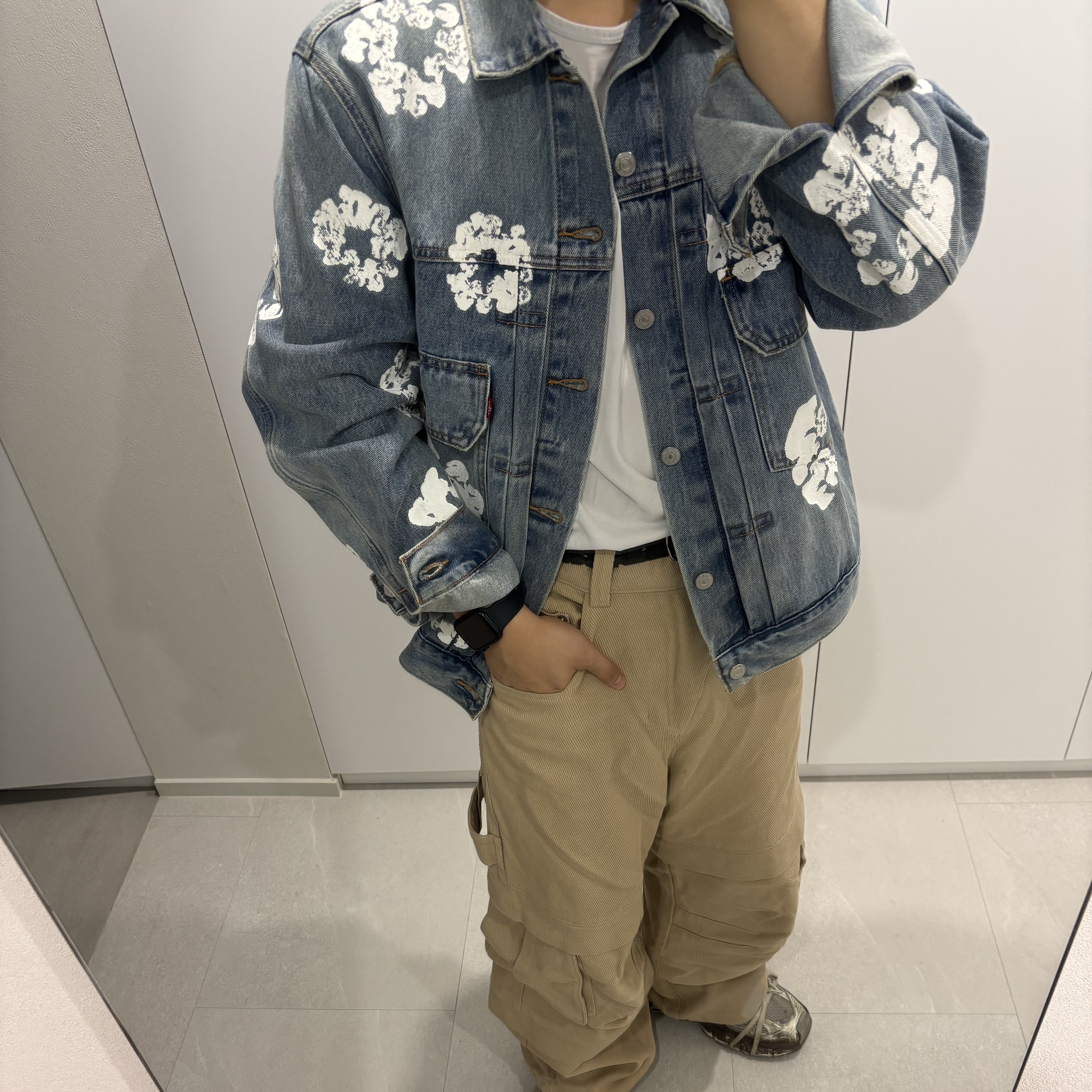 Denim Tears Type II All Over Wreath Jacket Light Wash, Kamien Titan Baggy Pants Beige 착용 스타일 - 1