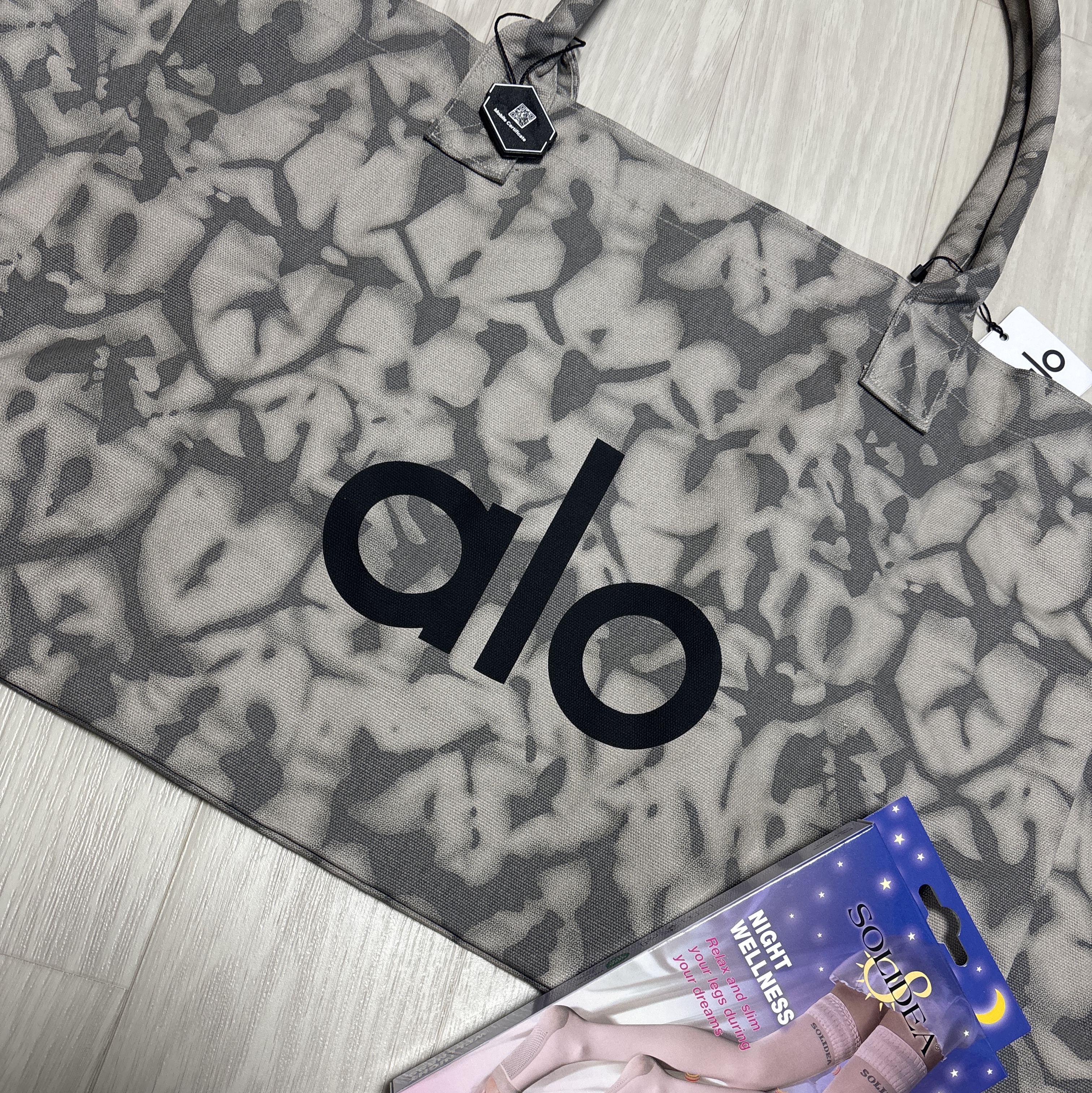 Alo Yoga Iconic Shopper Tote Bag Grey Tiedye 착용 스타일