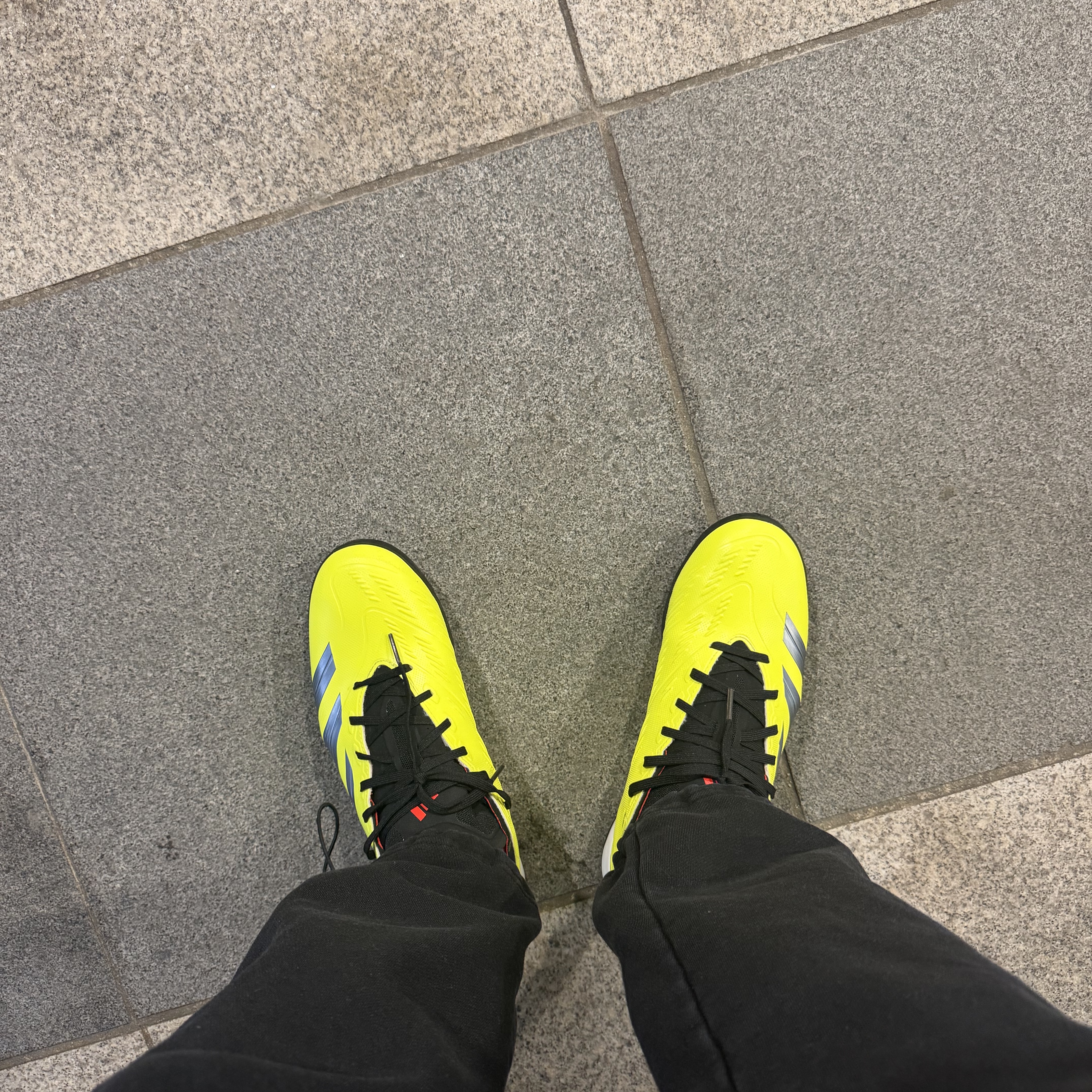 Adidas Predator 24 League Low TF Team Solar Yellow 2 Core Black Solar Red 착용 스타일 - 3