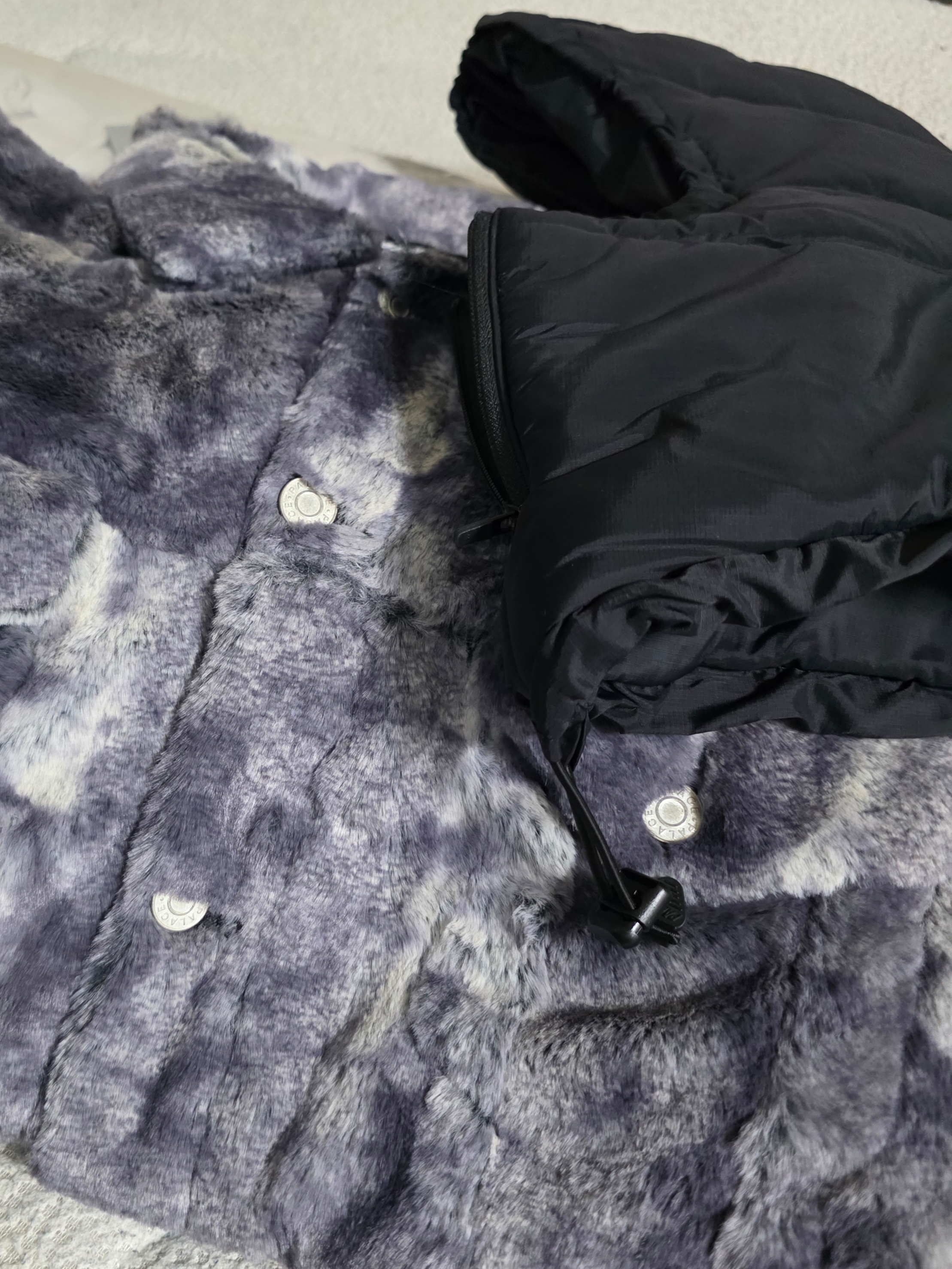 Palace Furry Trucker Jacket Grey - 24FW, Hysteric Glamour Flame Logo Carabiner Keychain Black 착용 스타일 - 3
