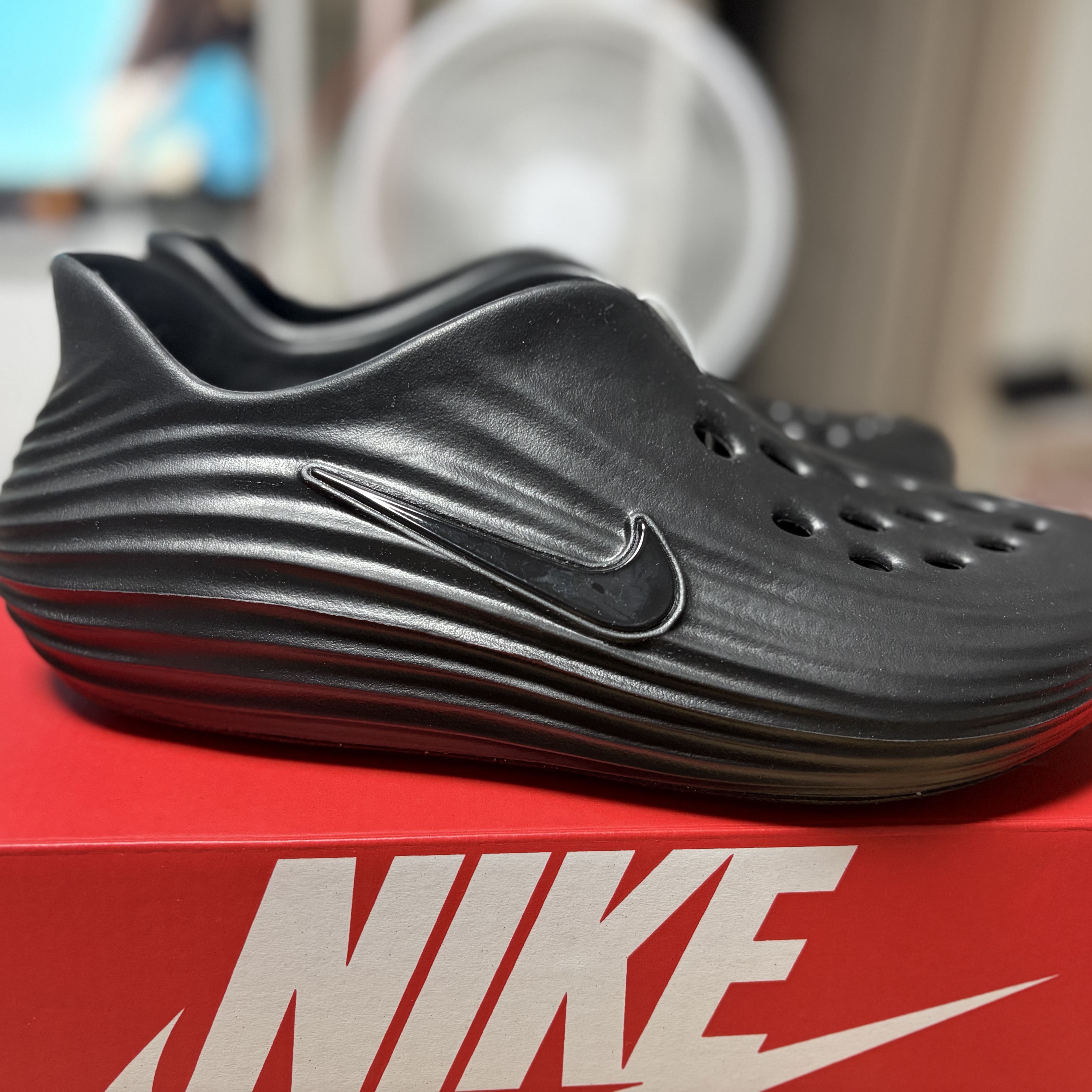 Nike ReactX Rejuven8 Triple Black 착용 스타일 - 3