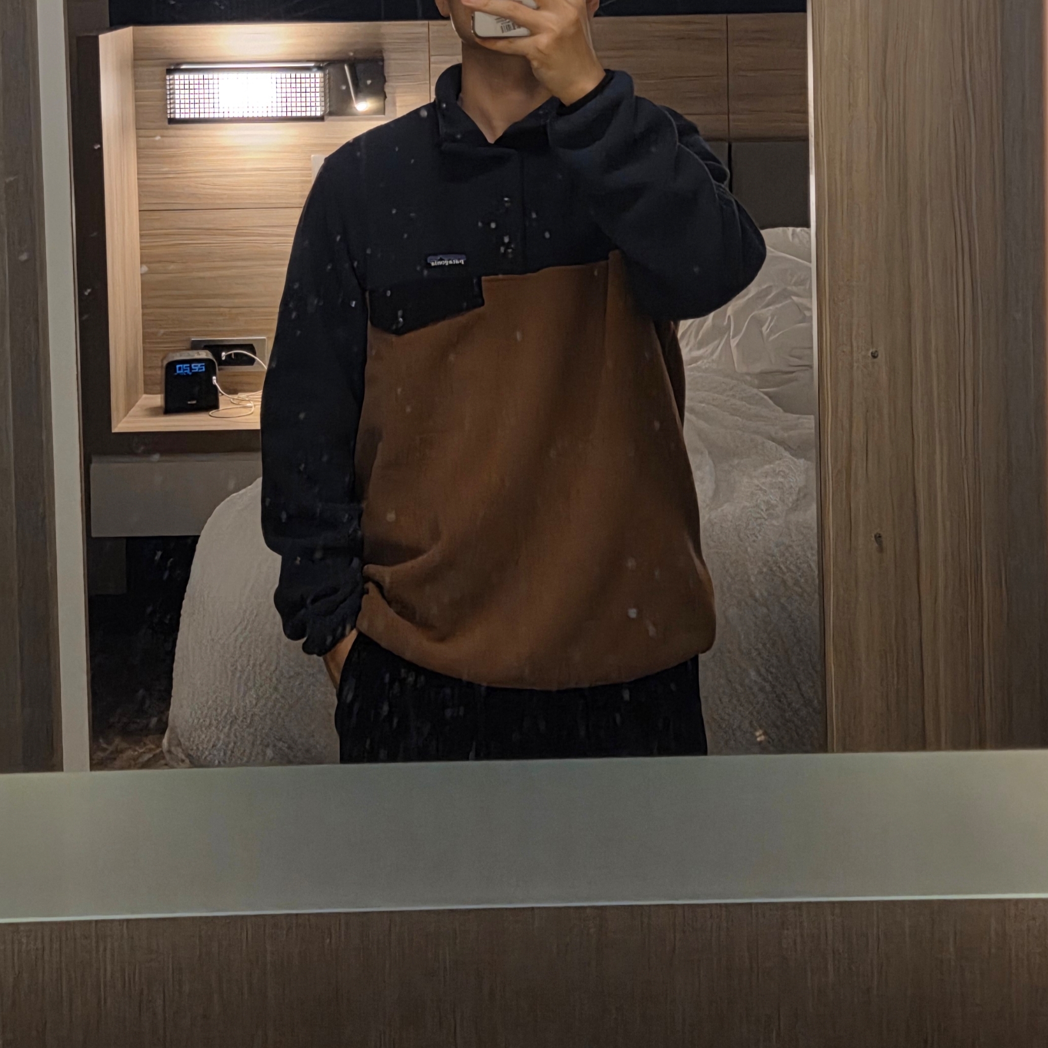 Patagonia Lightweight Synchilla Snap-T Fleece Pullover Deer Brown, Patagonia Microdini 1/2-Zip Fleece Pullover Black 착용 스타일 - 1