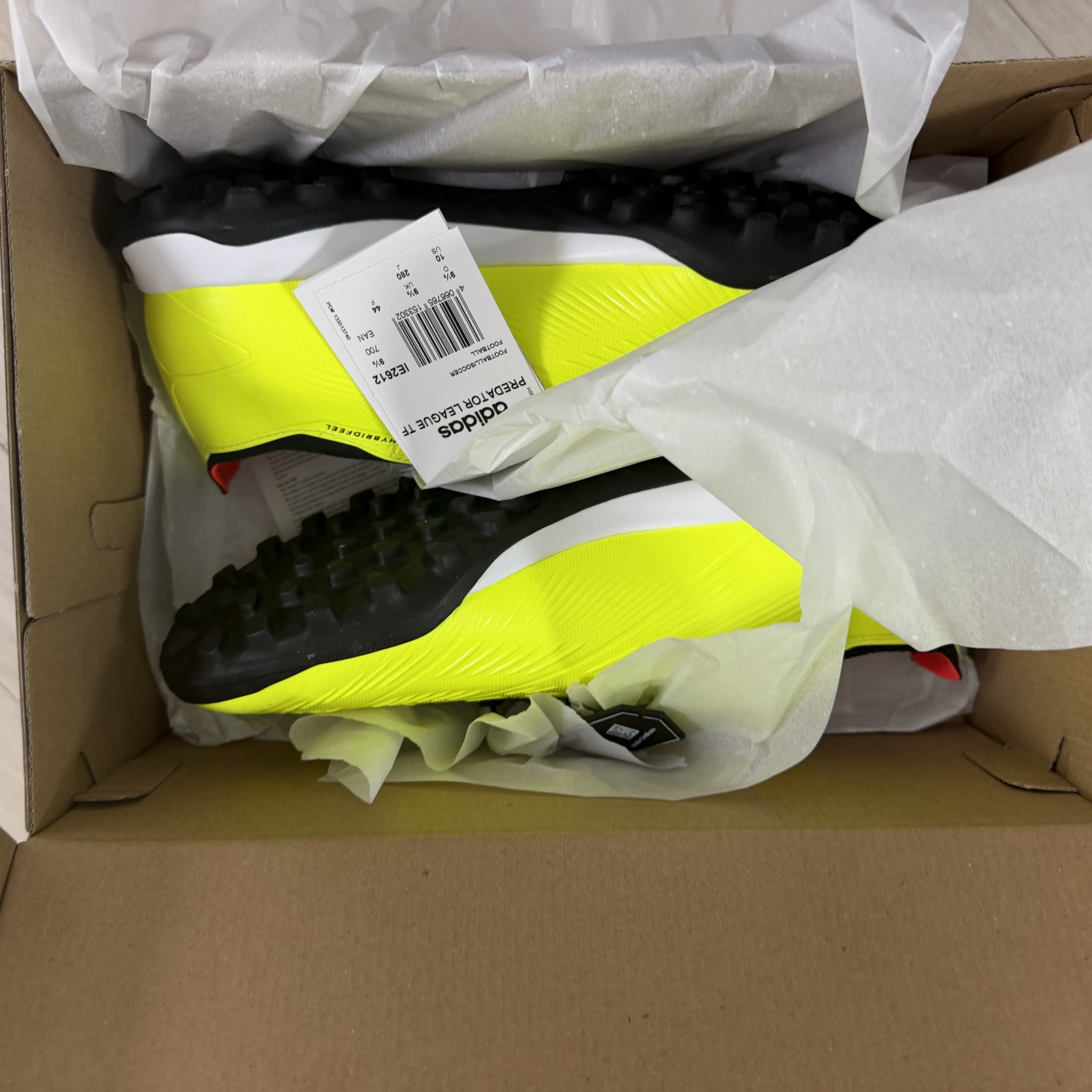 Adidas Predator 24 League Low TF Team Solar Yellow 2 Core Black Solar Red 착용 스타일 - 1