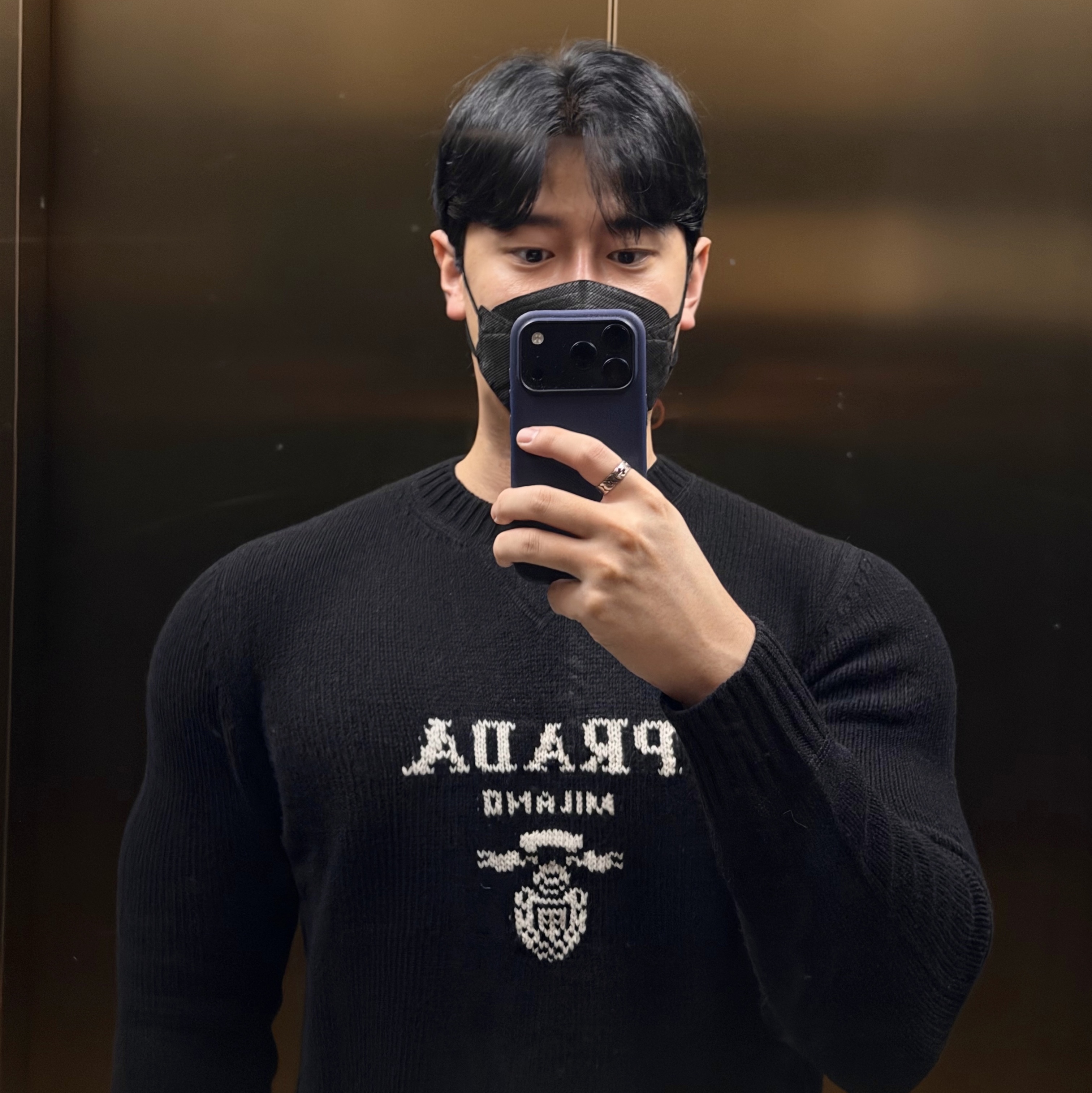 Prada Wool Cashmere Crewneck Sweater Black 착용 스타일 - 3