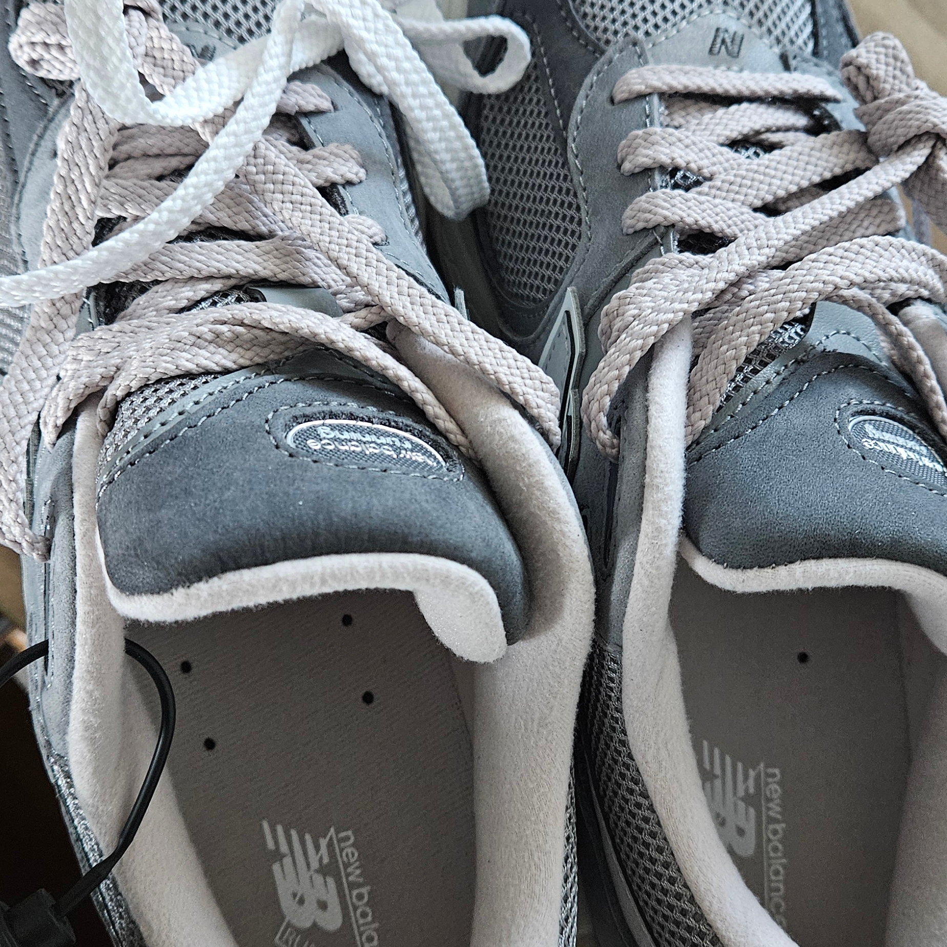 New Balance 2002R Premium Vintage Grey 착용 스타일