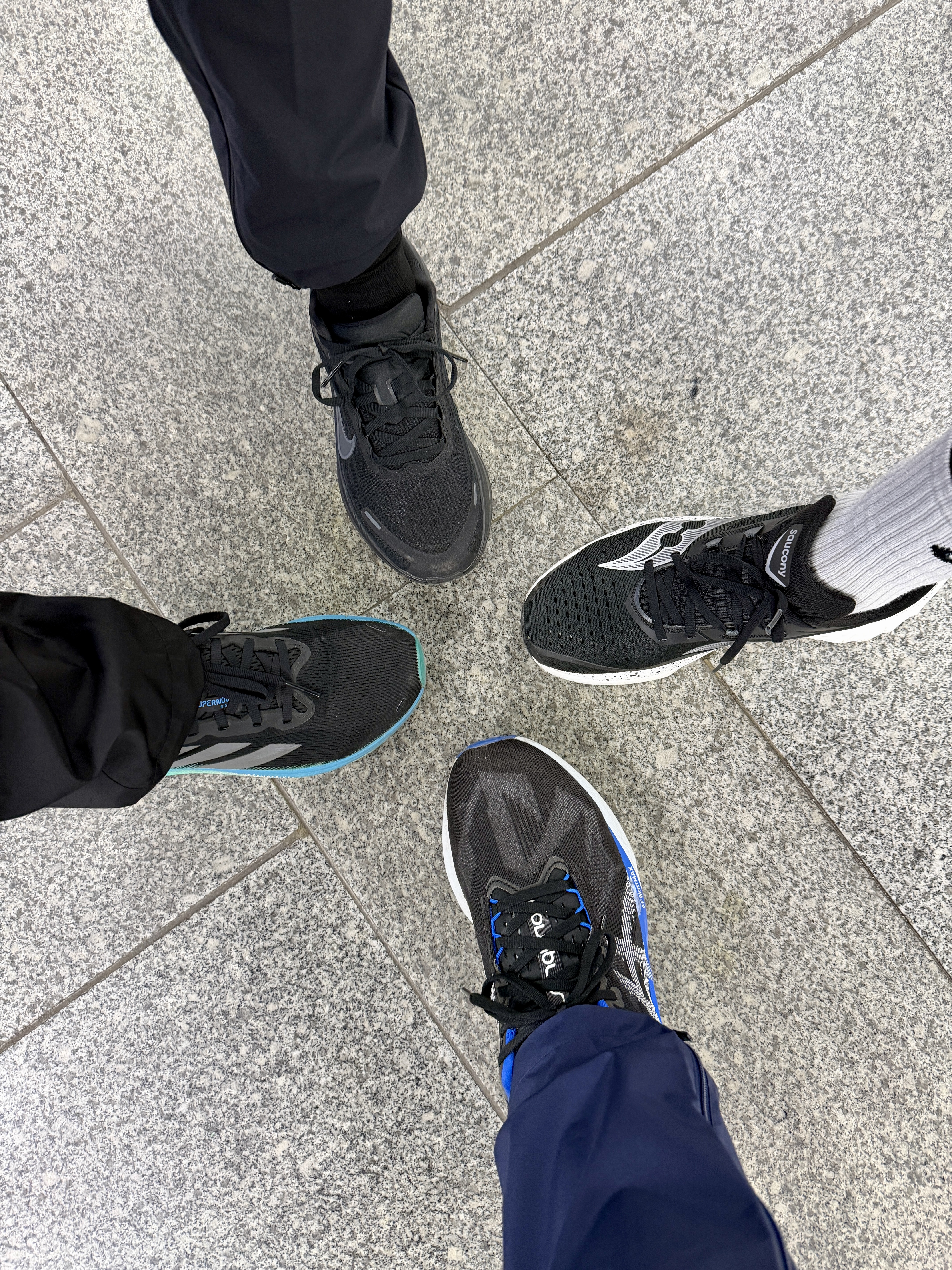 Asics Novablast 5 Black White, Saucony Endorphin Speed 4 Black 착용 스타일
