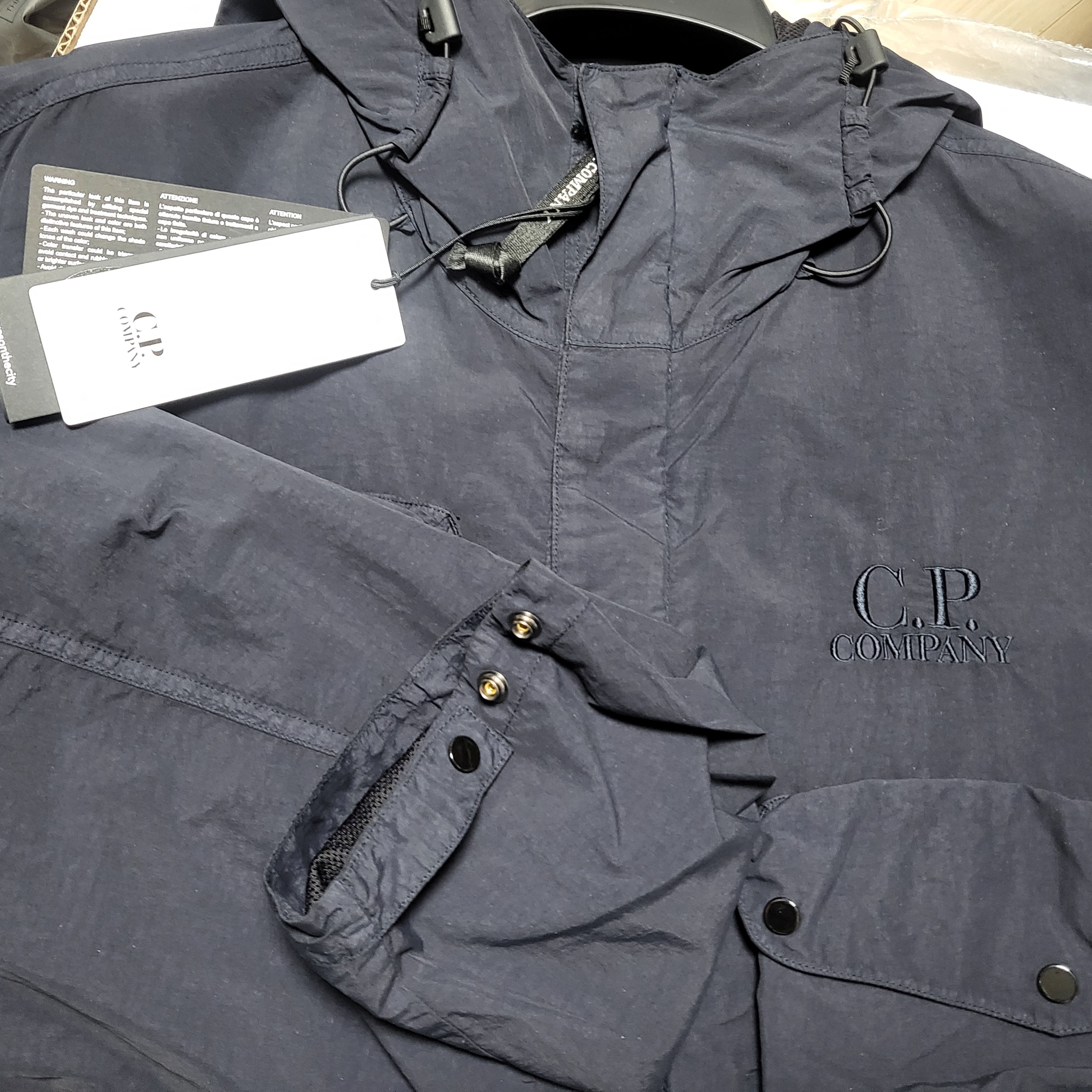 C.P. Company Flatt Nylon Goggle Jacket Total Eclipse Blue - 25SS 착용 스타일