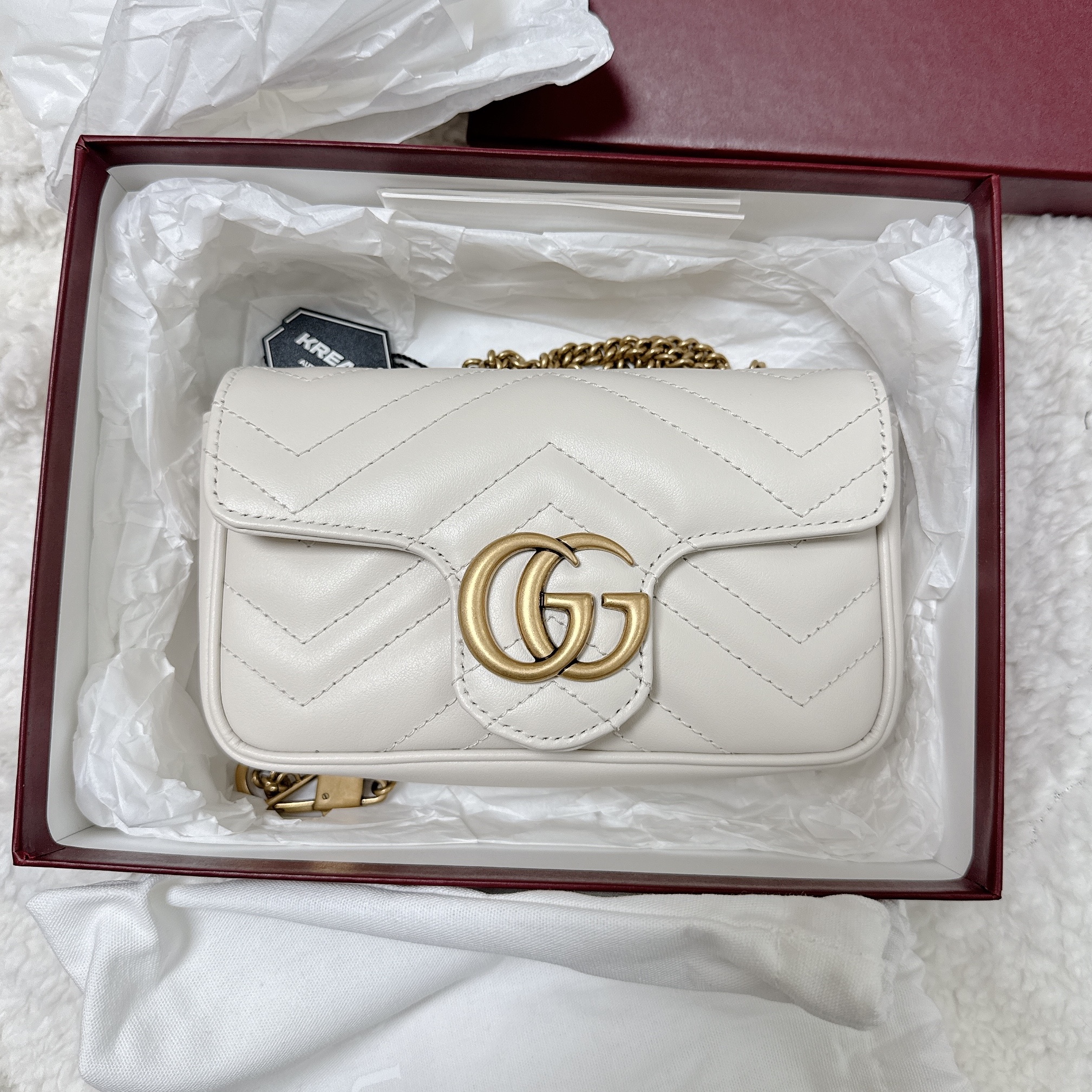 Gucci GG Marmont Matelasse Super Mini Bag White 착용 스타일