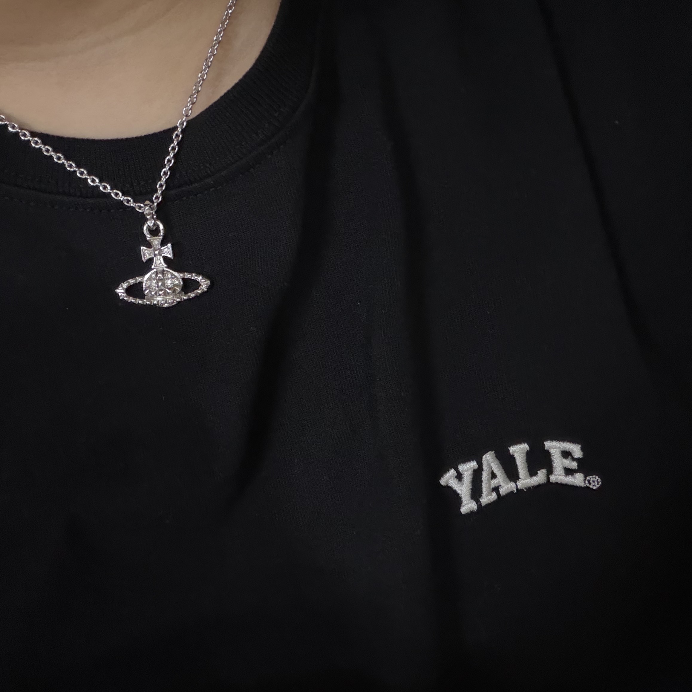 Vivienne Westwood Mayfair Bas Relief Pendant Silver 착용 스타일