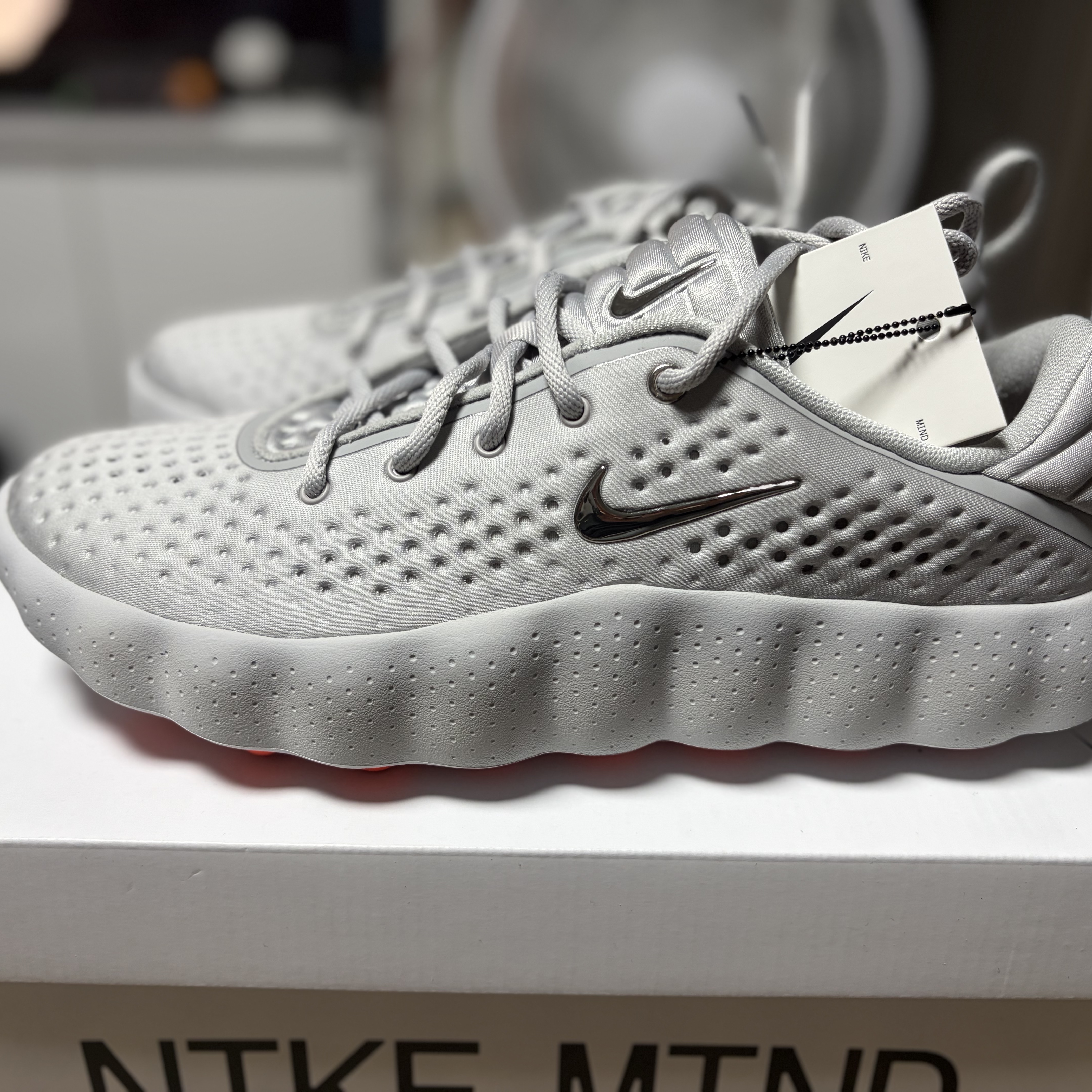Nike Mind 002 Light Smoke Grey Photon Dust 착용 스타일 - 1