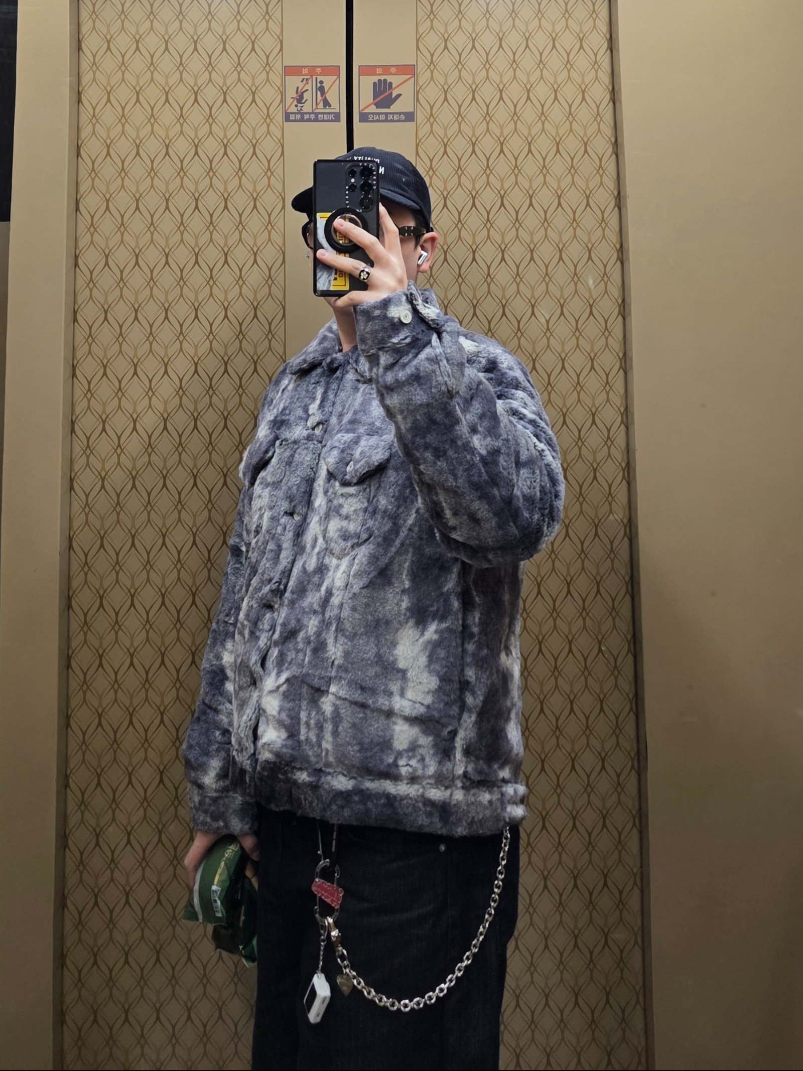 Palace Furry Trucker Jacket Grey - 24FW, Hysteric Glamour Flame Logo Carabiner Keychain Black 착용 스타일 - 1