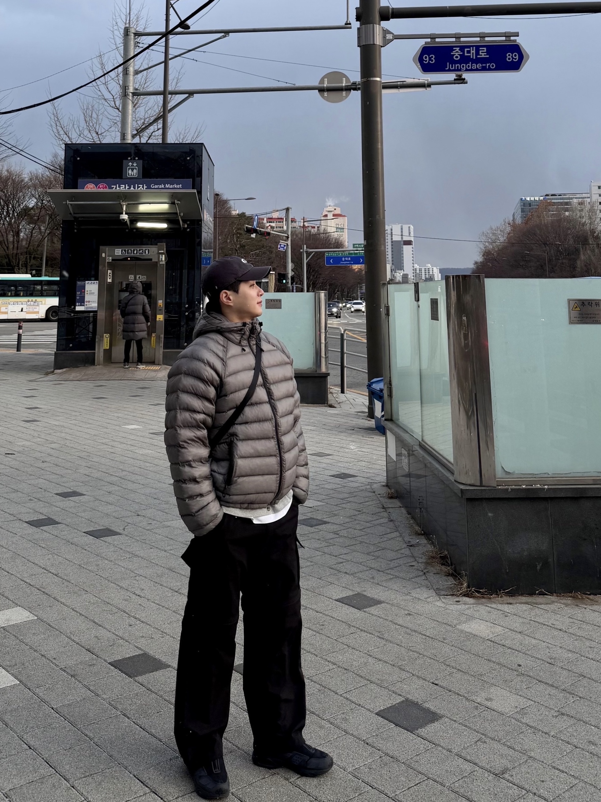 Suare women light seashell padded jumper gray, Oakley Remix Dad Hat Blackout 착용 스타일