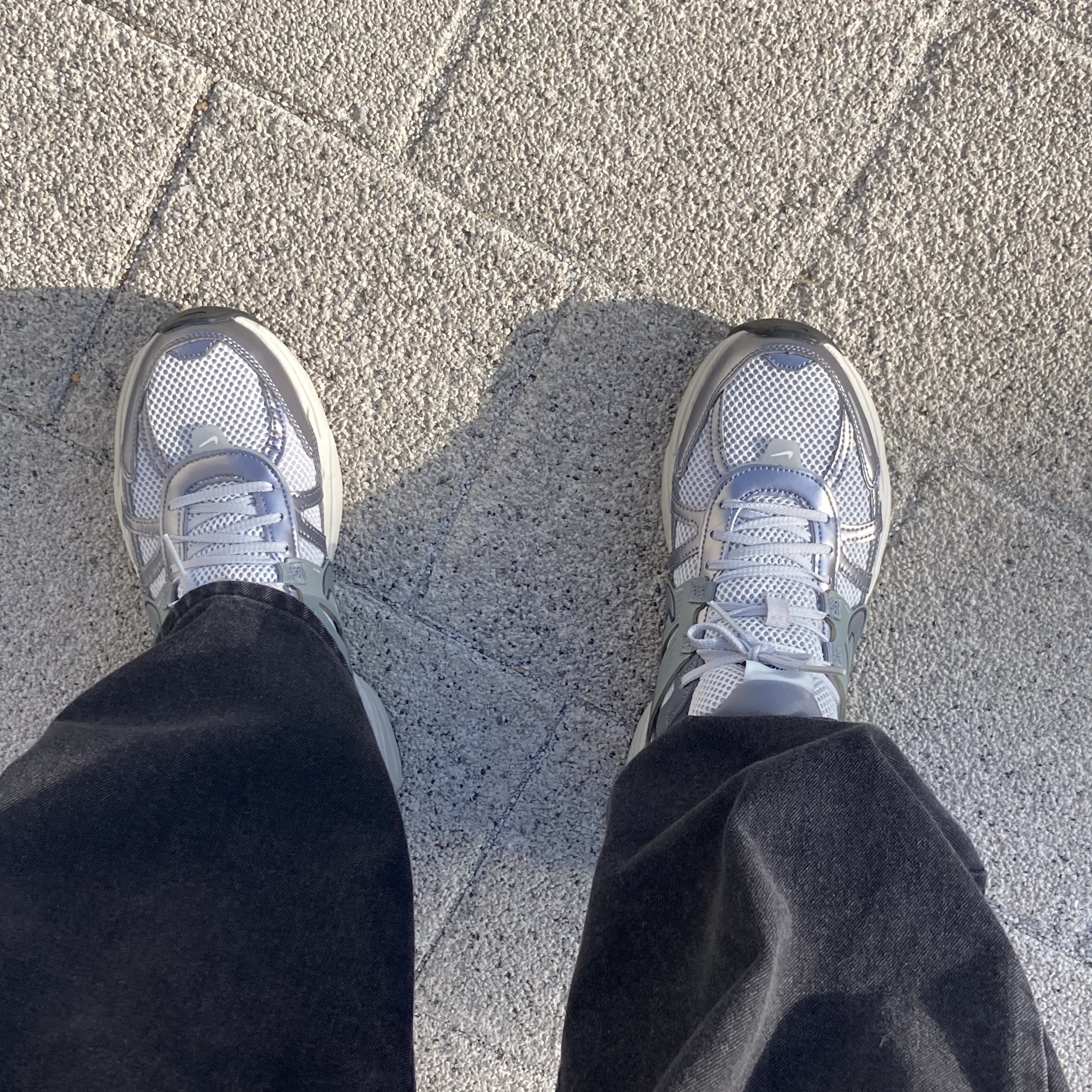 Nike V2K Run Pure Platinum Wolf Grey 착용 스타일