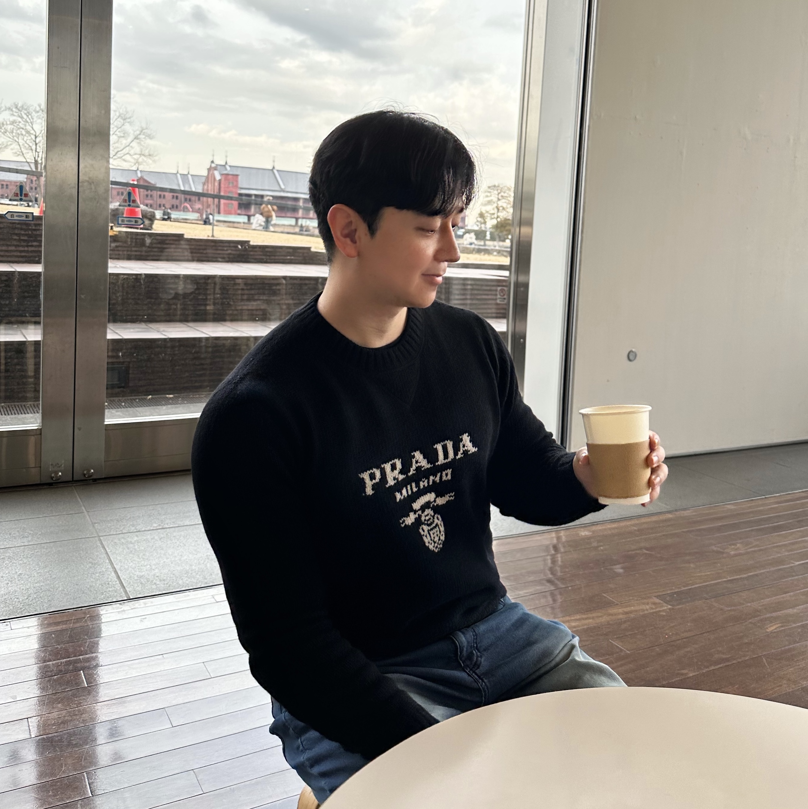 Prada Wool Cashmere Crewneck Sweater Black 착용 스타일 - 2