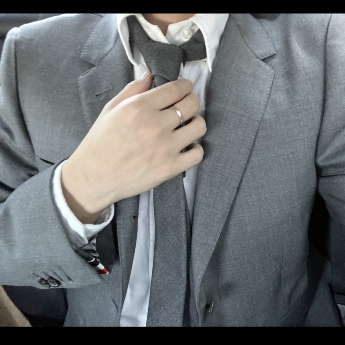 Thom Browne Super 120S Wool Twill Classic Suit Medium Grey, Thom Browne Oxford Classic Grosgrain Placket Shirt White 착용 스타일