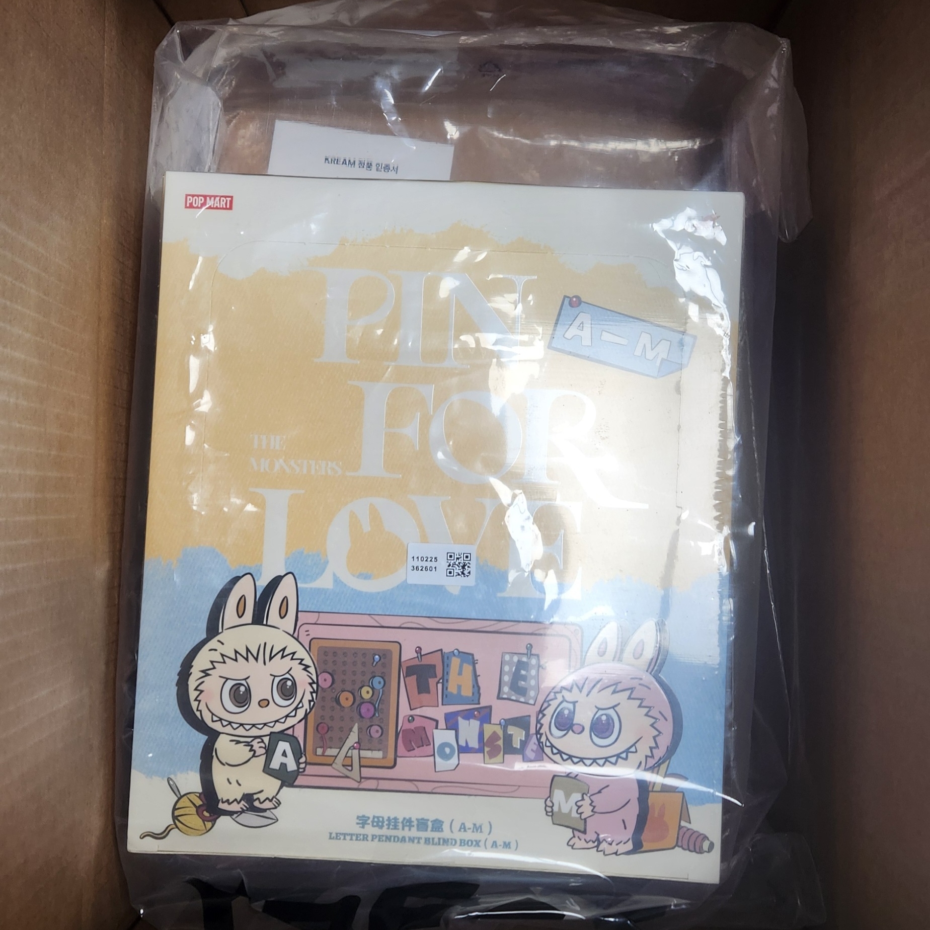 Pop Mart Labubu The Monsters Pin For Love Series - Letter Pendant Sealed Case (A-M) (14 Blind Boxes) 착용 스타일 - 2