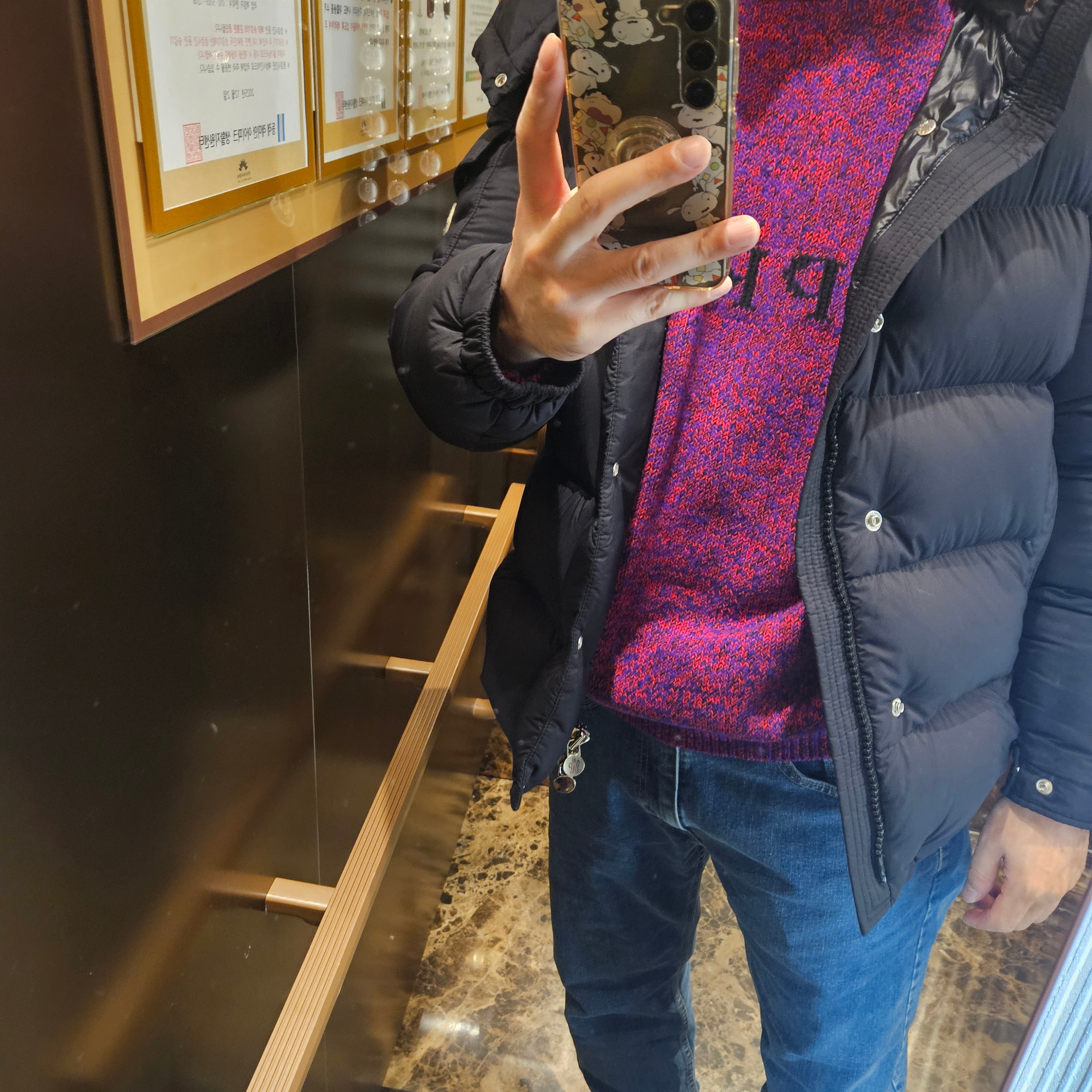 Supreme Contrast Logo Sweater Red Melange - 25SS, Moncler Vezere Short Down Jacket Black - 23FW 착용 스타일
