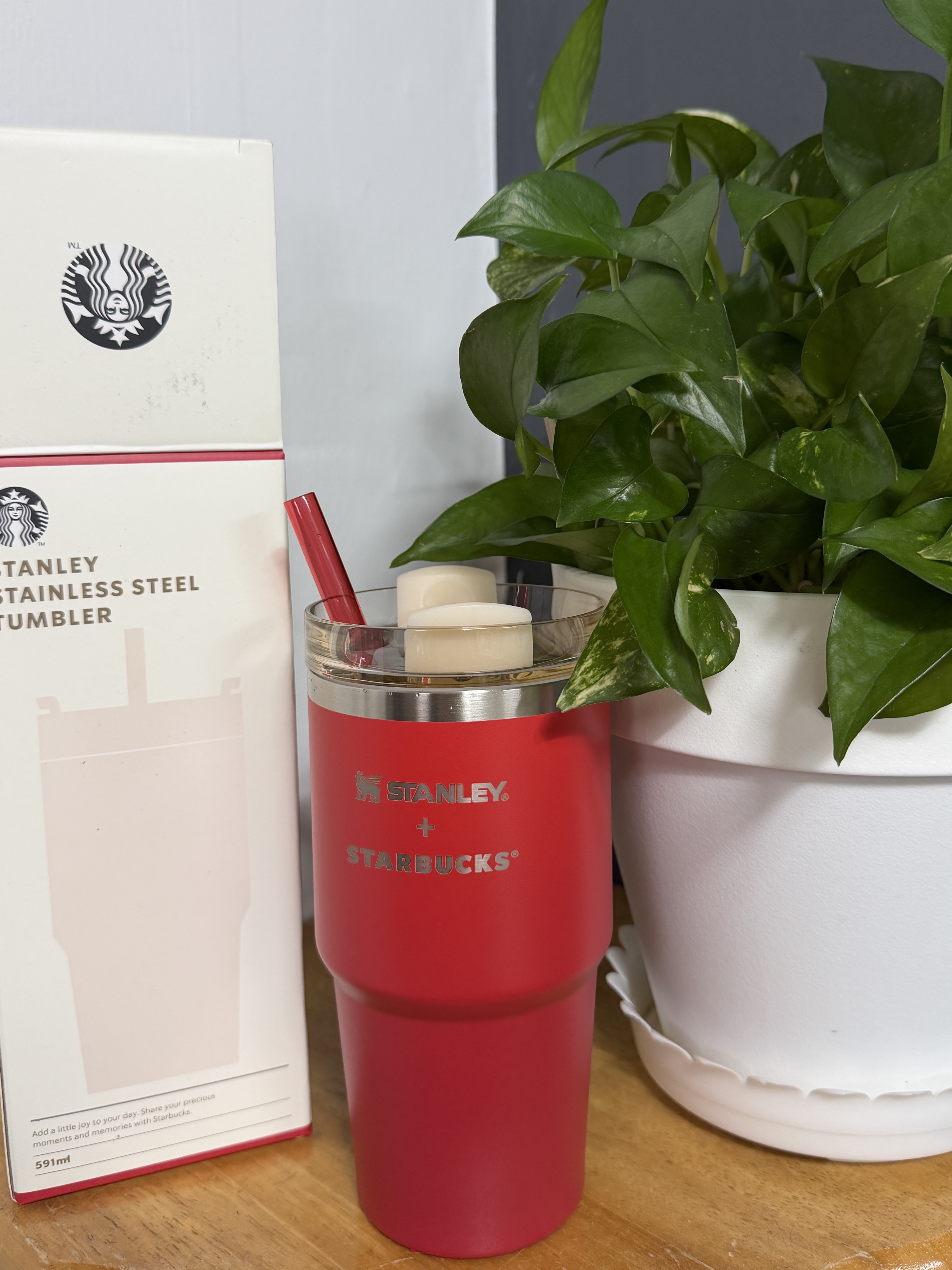 Stanley x Starbucks 22 SS Holiday Quencher Red Tumbler 591ml, Asics Megablast Edo Purple Black 착용 스타일 - 1