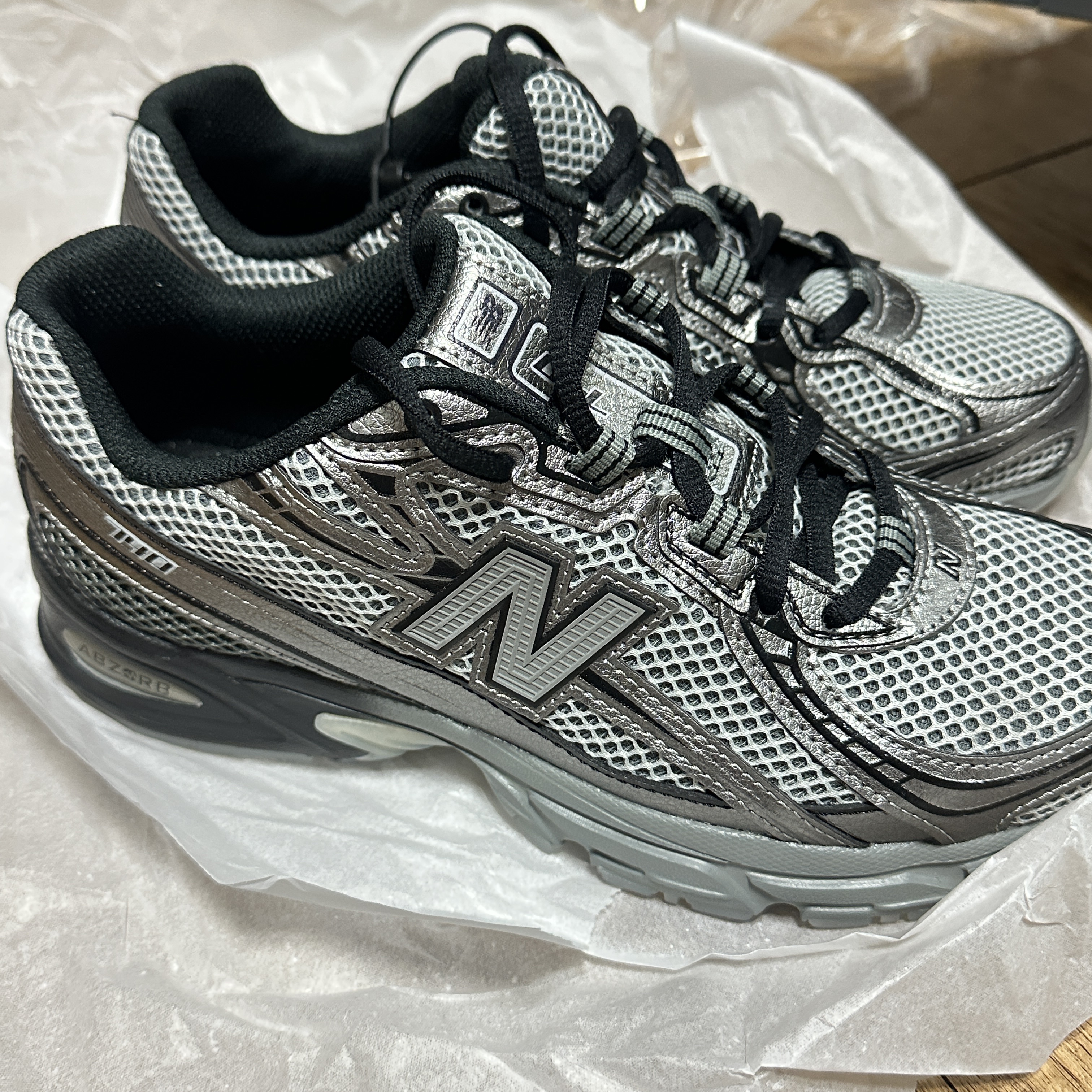New Balance 740 Dark Silver Metallic 착용 스타일