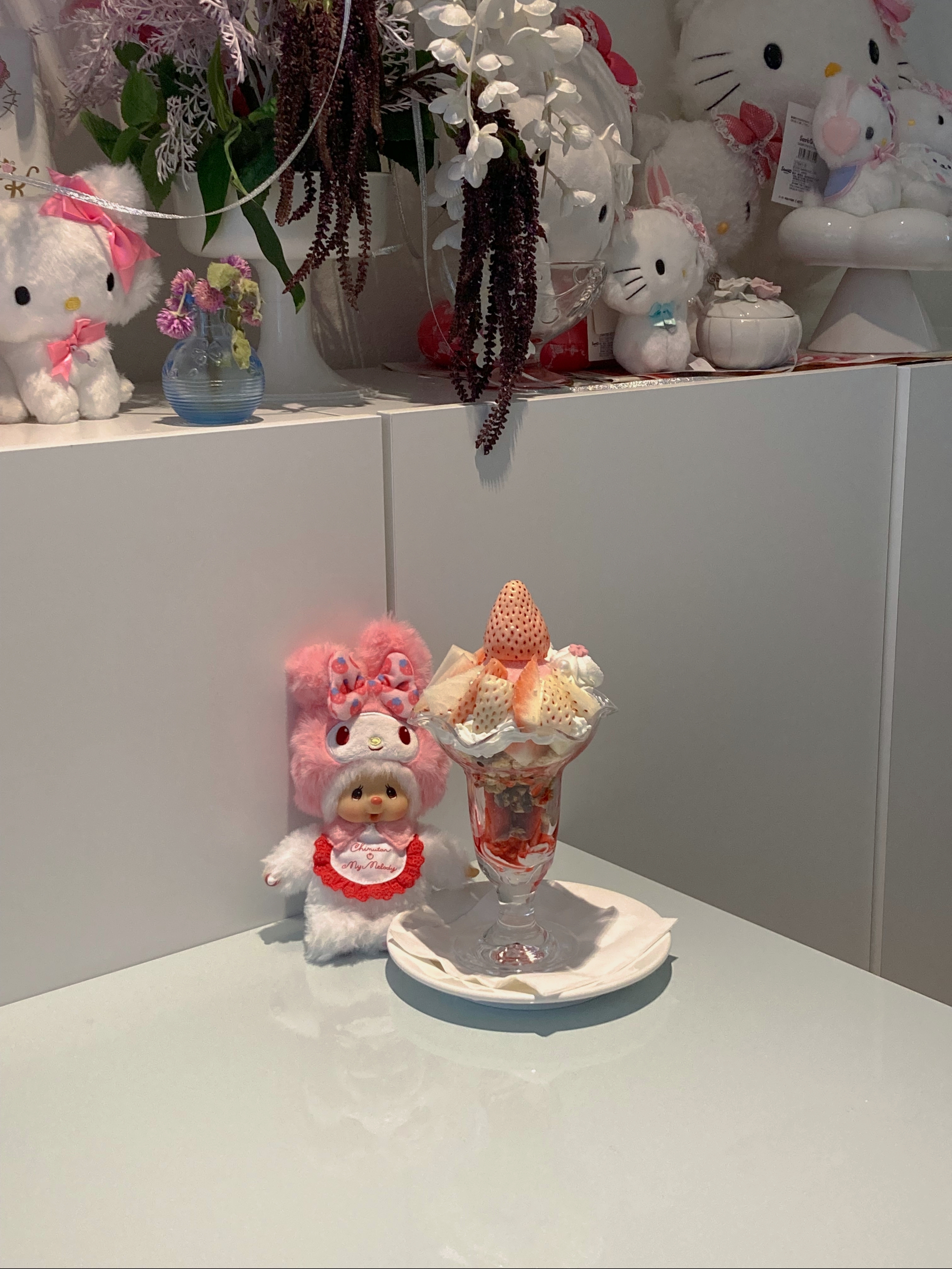 Monchhichi x Sanrio Characters My Melody Chimutan Keychain, Stanley 1913 x LoveShackFancy Holiday The Quencher ProTour Flip Straw Tumbler 887ml Coquette Bow Chantilly 착용 스타일 - 2