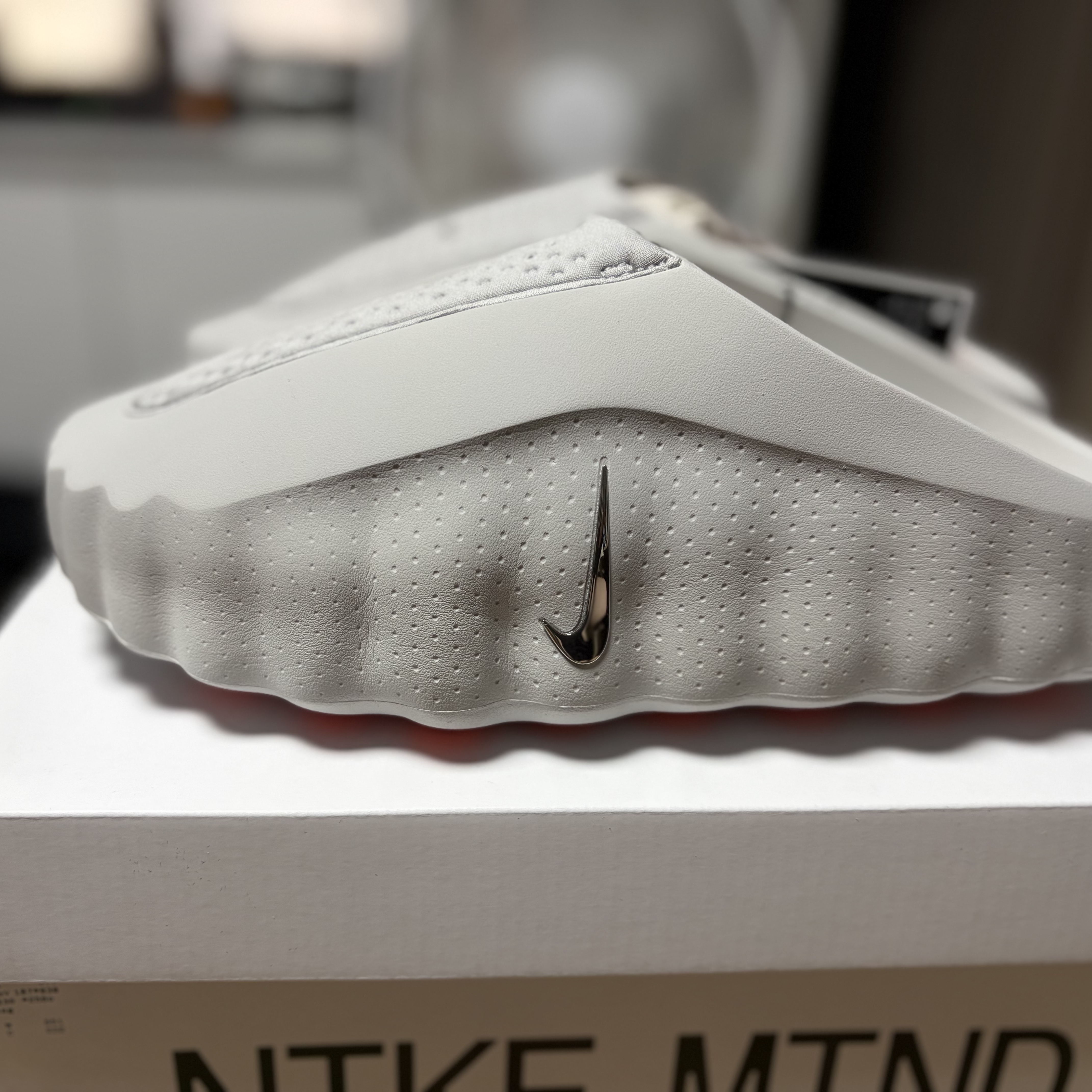 Nike Mind 001 Light Smoke Grey Chrome 착용 스타일 - 1