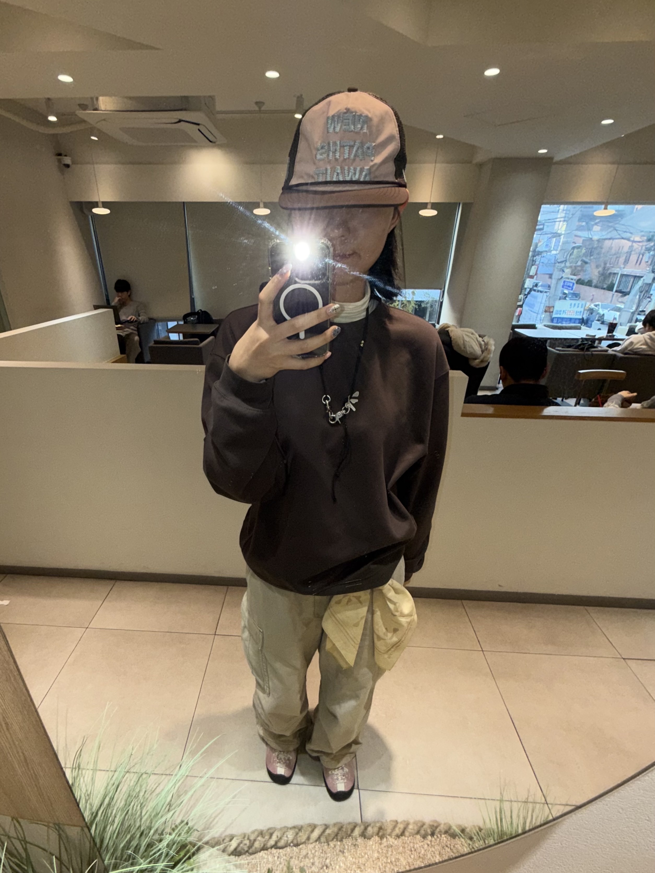 Alex Zono x Woodz New Paths Await Trucker Hat Beige, Woodz Out of Time Artifacts Necklace Suede Black 착용 스타일 - 2