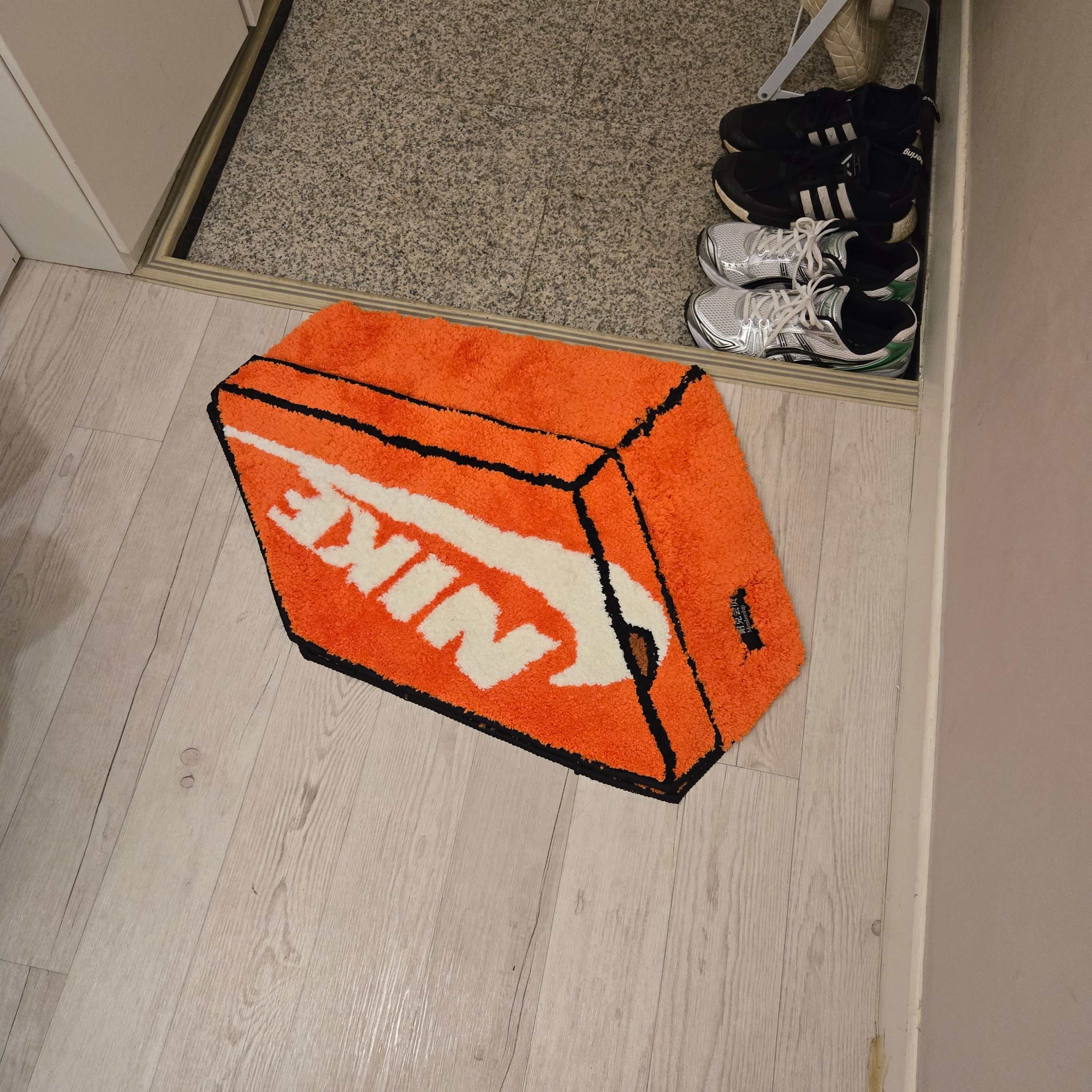Nike Box Rugmat Orange 착용 스타일