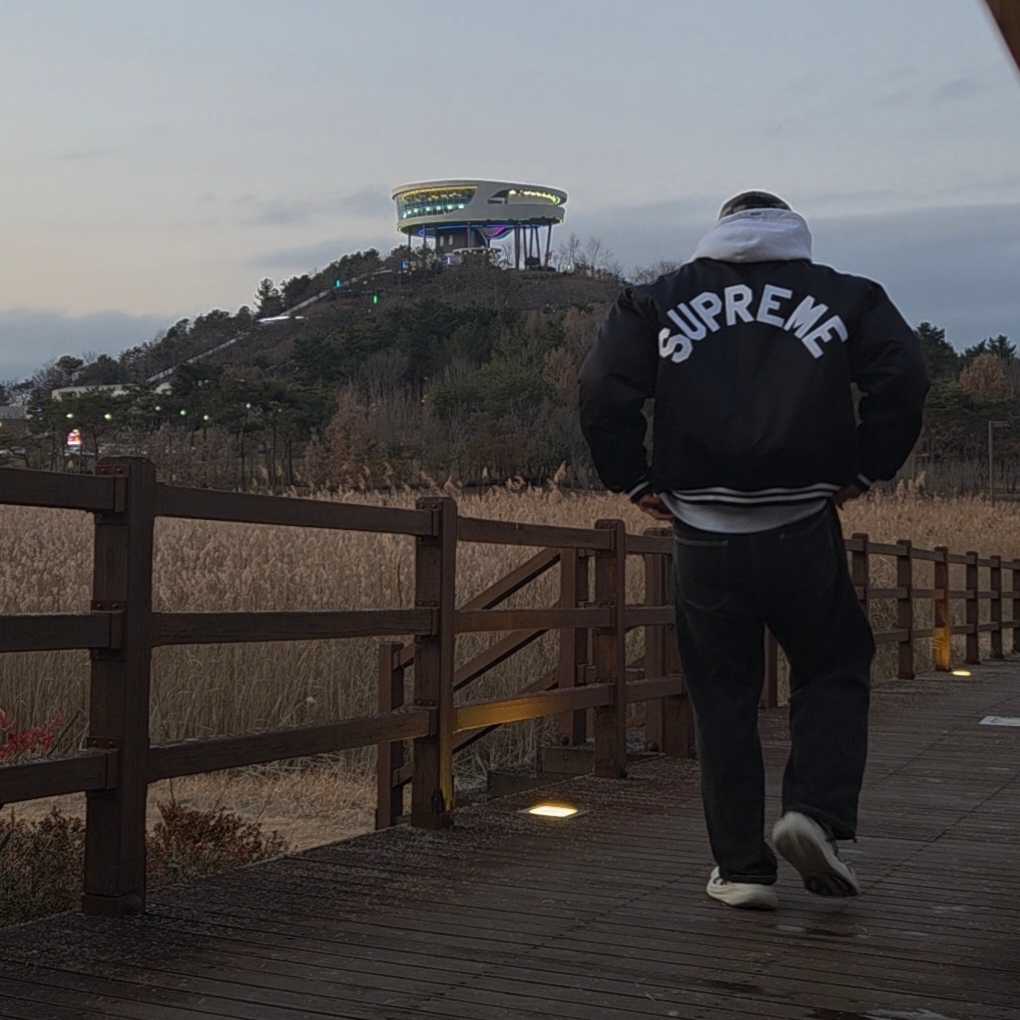 Supreme Mitchell & Ness Satin Varsity Jacket Black - 24FW, Supreme Box Logo Hooded Sweatshirt Ash Grey - 23FW 착용 스타일 - 3