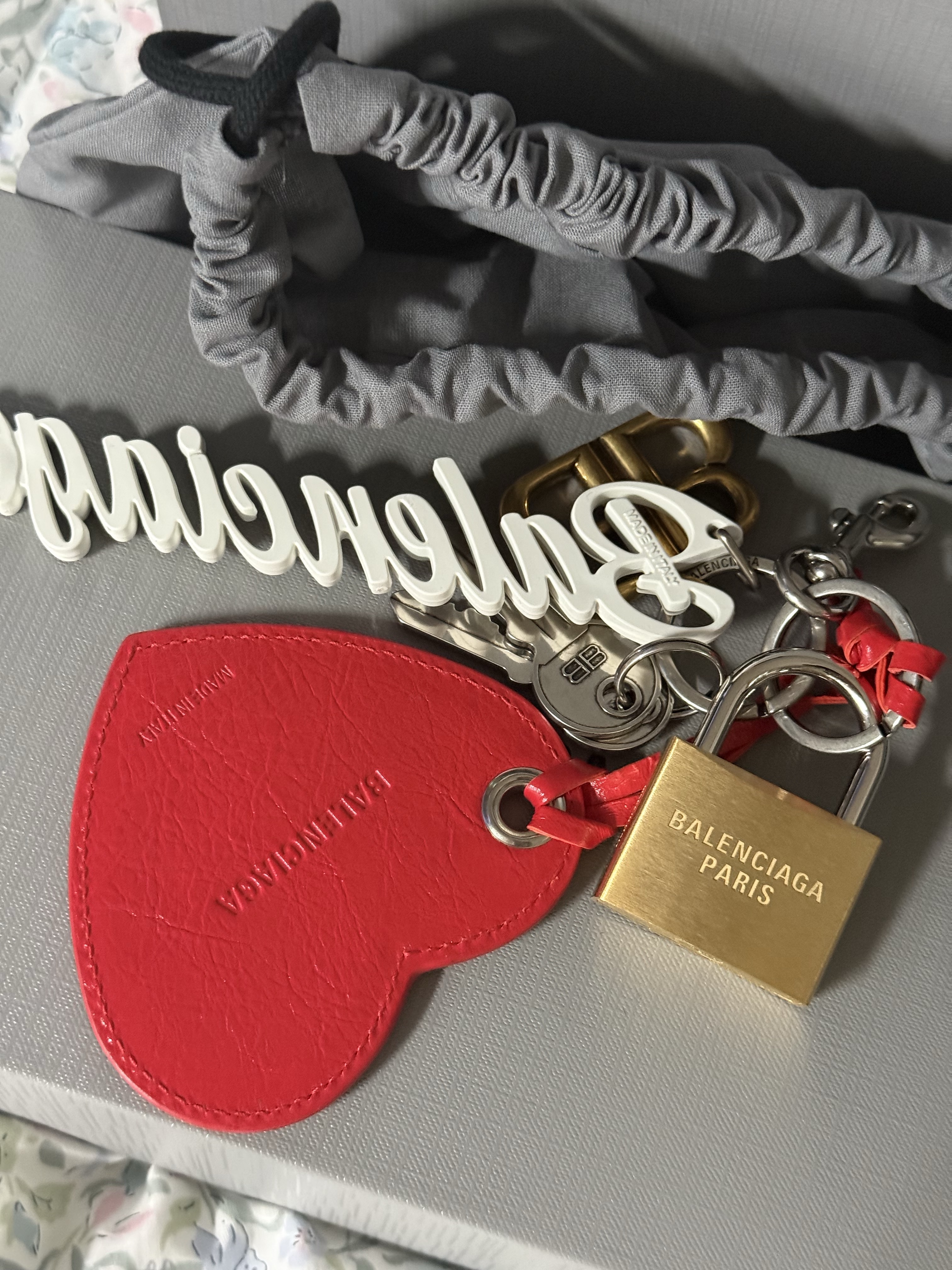 Balenciaga Rodeo Medium Handbag Gray Silver, (W) Balenciaga Paloma Keychain Multicolored 착용 스타일 - 2