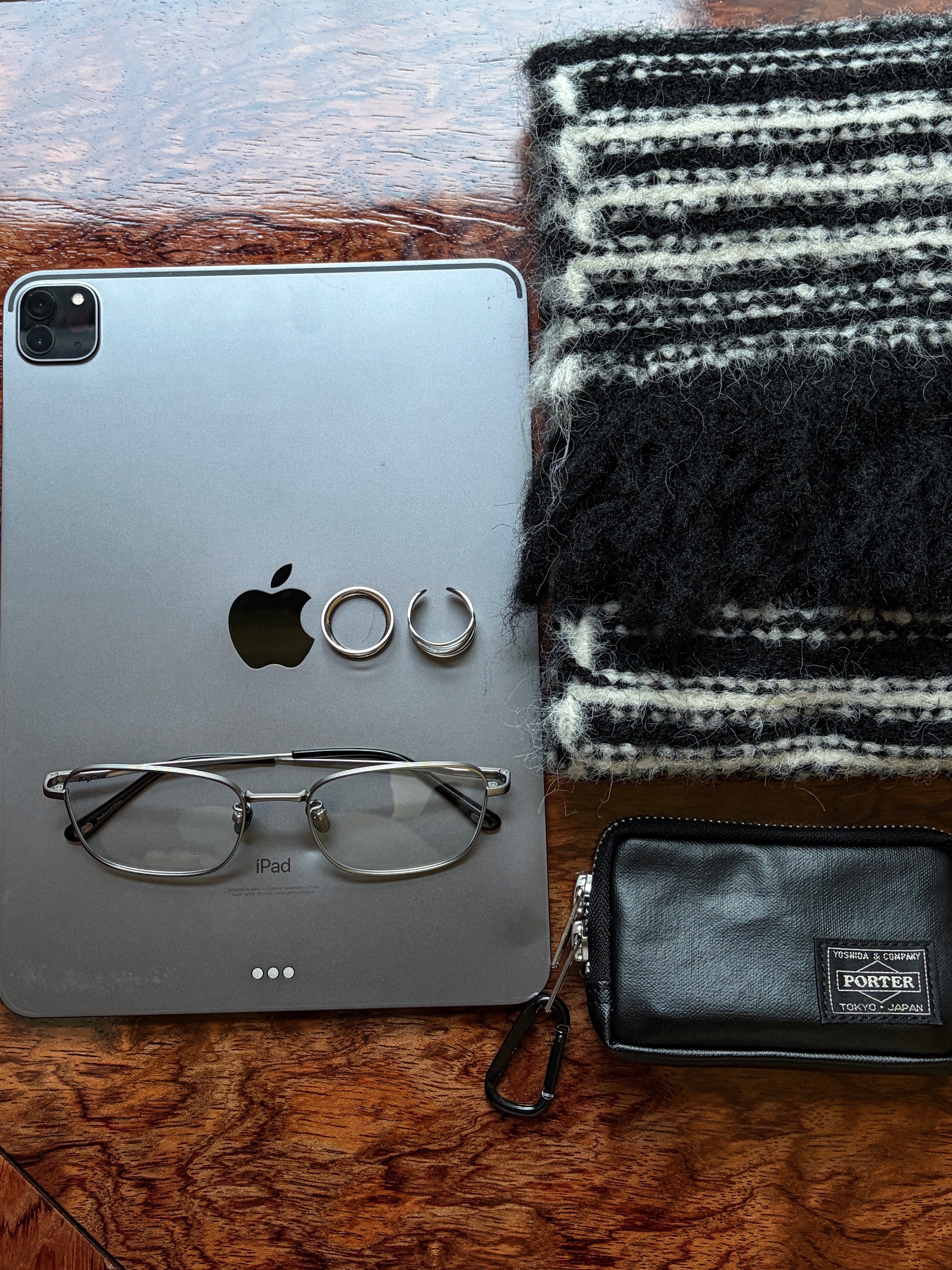 Porter Freestyle Multi Coin Case Black 착용 스타일