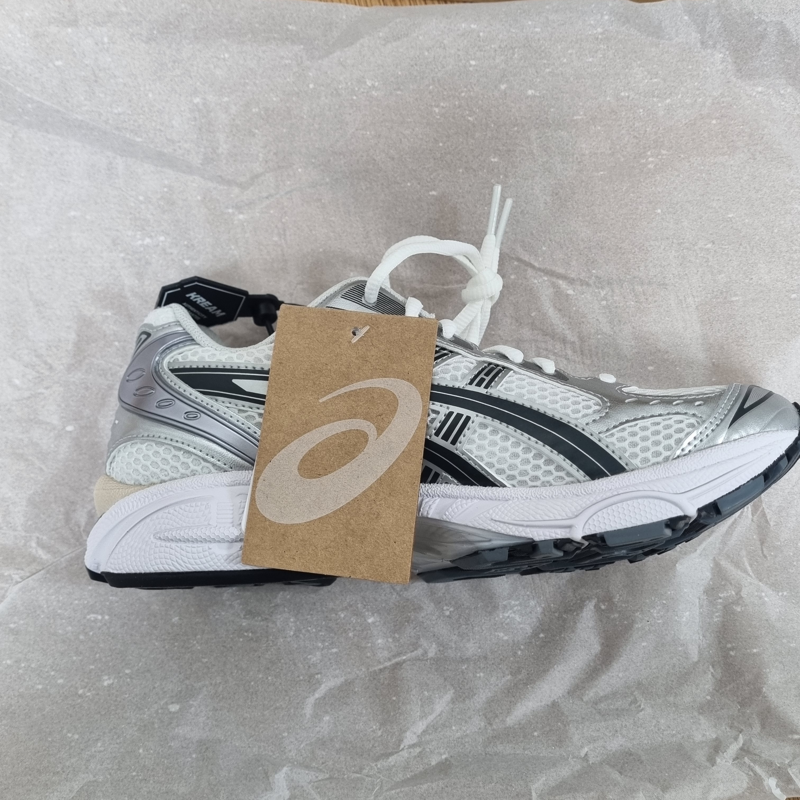 Asics Gel-Kayano 14 White Graphite Grey 착용 스타일 - 1