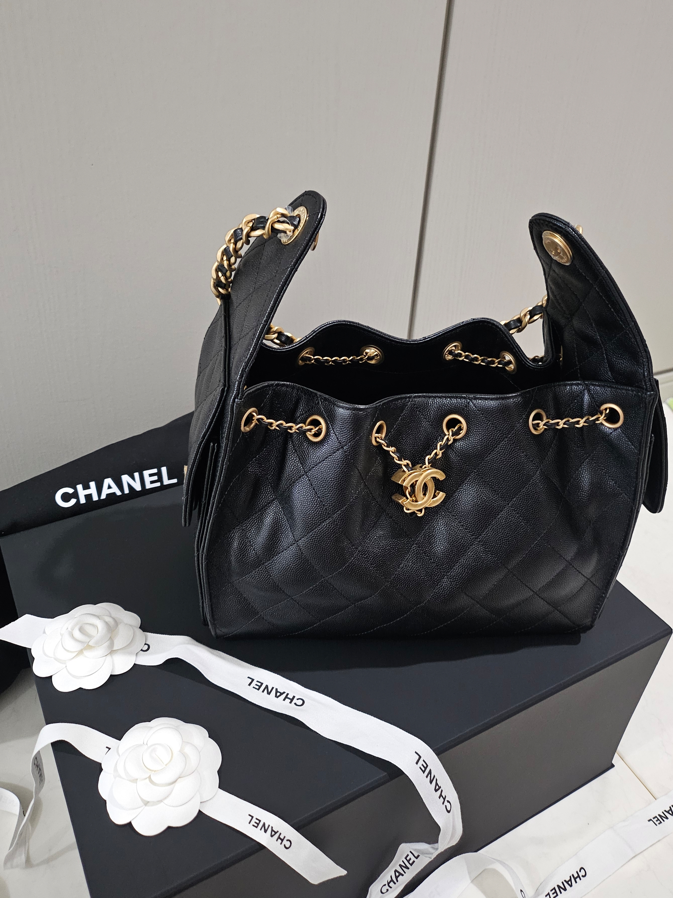 Chanel 25 Small Handbag Grained Calfskin & Gold Black 착용 스타일