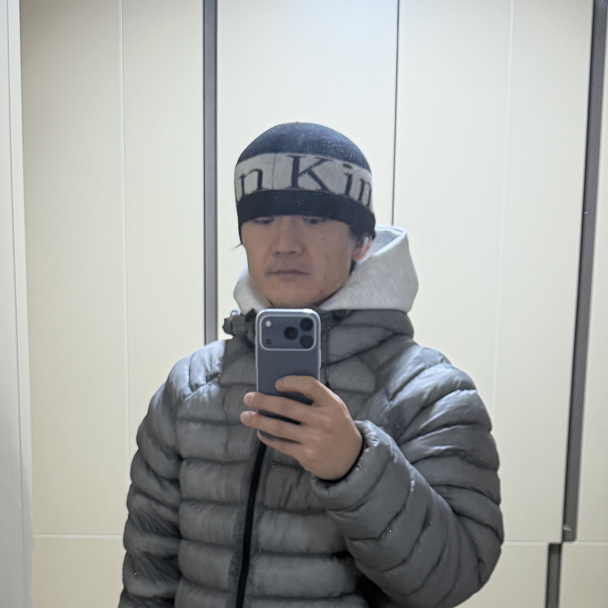 Matin Kim Logo Jacquard Short Beanie Black 착용 스타일