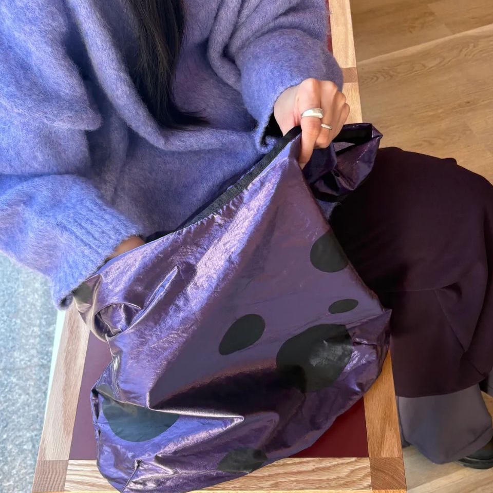 ACOC Brushed Blend Pullover Light Purple, ACOC Dot Bubble Bag Glossy Purple 착용 스타일